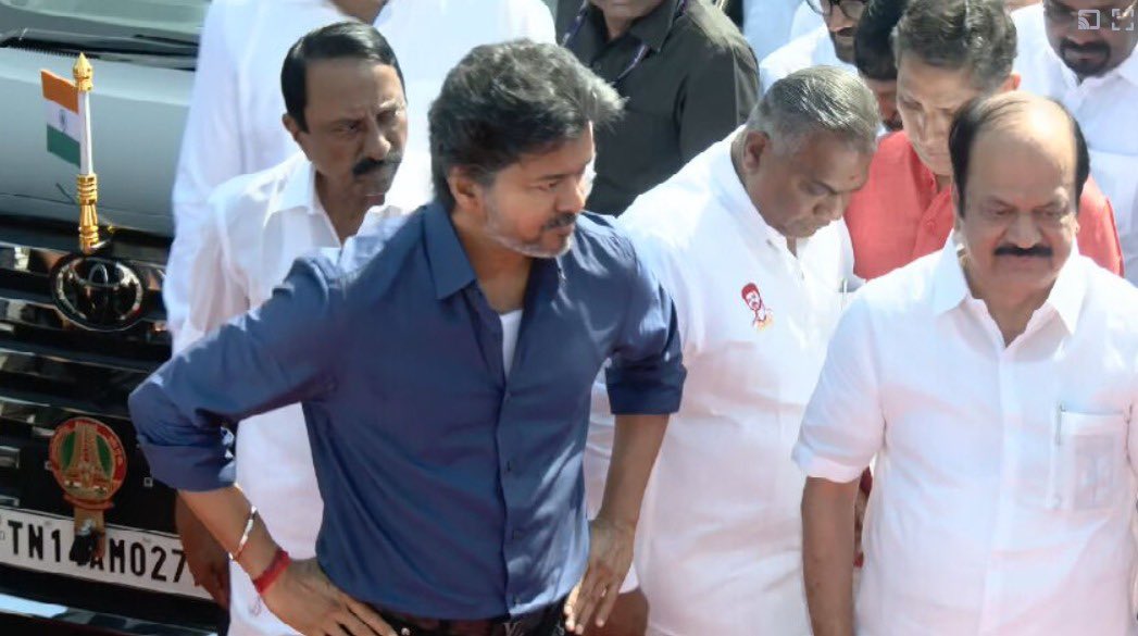 AVinthehousee's tweet photo. சென்னை அண்ணா சாலை பல்லவன் இல்லம் எதிரில் பெருந்தலைவர் காமராஜர் அவர்களின் 124-ஆவது பிறந்த நாளை முன்னிட்டு தமிழ்நாடு அரசின் சார்பில் தமிழ்நாடு முதலமைச்சர் ஜோசப் விஜய் பெருந்தலைவர் காமராஜர் அவர்களின் திருவுருவச் சிலைக்கு மாலை அணிவித்து, மலர் தூவி மரியாதை செலுத்துகிறார். https://t.co/3lzRQjmBWp
