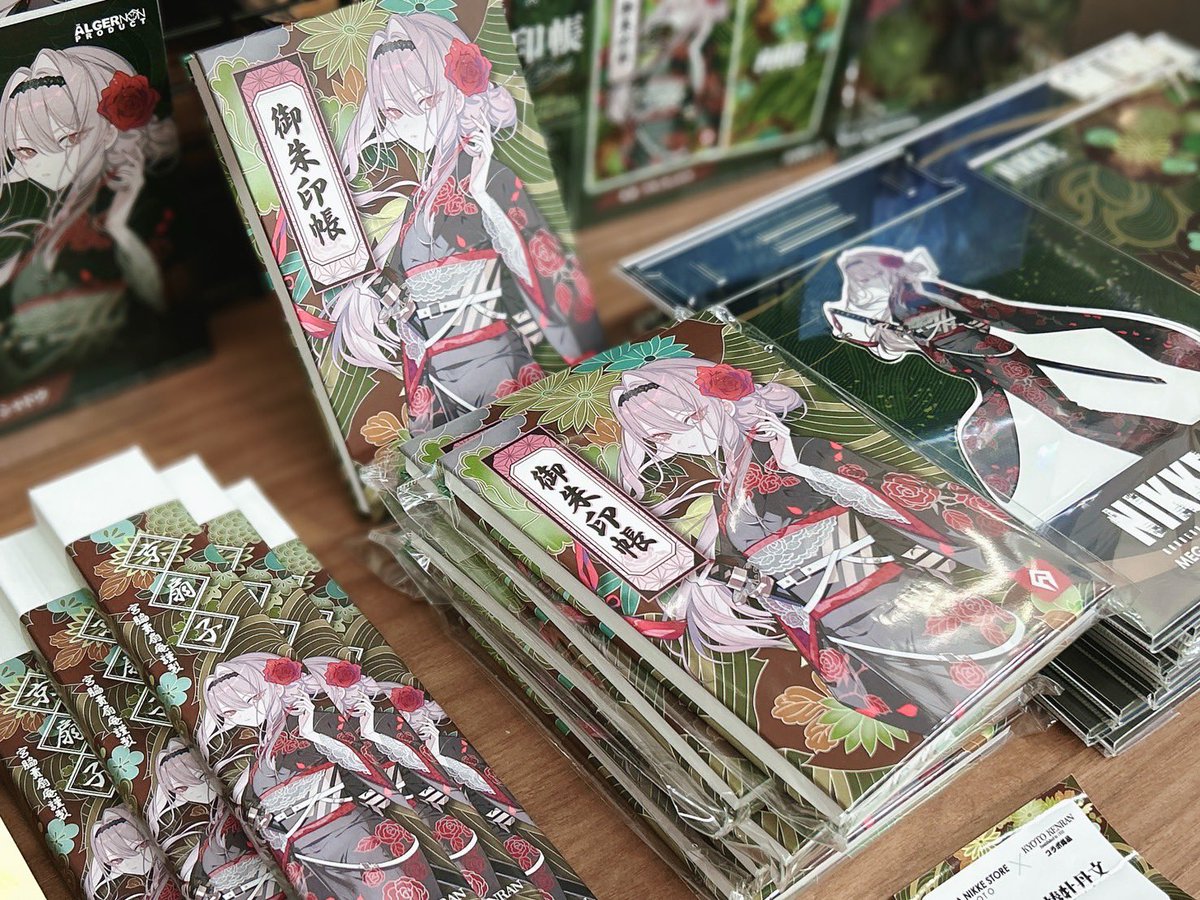 MEGANIKKESTORE's tweet photo. 🟣MEGA NIKKE STORE KYOTO🟣

本日から
四条烏丸エリアでは、
祇園祭の露店が開催。

二条エリアの
メガニケストアキョウトでは、

／
京都ゆかりの
和柄アイテムをご紹介⛩️
＼

◾️京友禅シリーズ👀ˎˊ-
◎椿牡丹文シリーズ
紅蓮：ブラックシャドウ
◎楓兎文シリーズ
ディーゼル
2タイトルを展開中👘
ジオラマアクリルはもちろん、
和紙風クリアファイルの
触り心地は奥ゆかしさを
感じられる逸品です。

◾️はんなり回遊旅
アクリルスタンドや
色紙、和紙風缶バッジ、
そして絵馬など…
多数のラインナップ❣️

京都ならではの
情緒あふれる空間で、
指揮官のみなさまの
素敵な思い出に
プラスしてみてくださいね📷

メガニケストアキョウトは、
本日も20:00まで
営業しております🙌💚

お気軽に、おこしやす〜🪭
#NIKKE #ニケ #メガニケ 
#メガニケストア #京都 
#祇園祭 ＃四条烏丸 ＃二条駅
