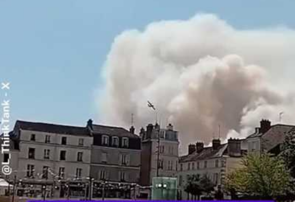 dreslincourt's tweet photo. Tout le pognon part dans des mises en scène grandiose...à la gloire du Poudré.
A 50 kilomètres, la Forêt de Fontainebleau n'en finit plus de brûler...faute de moyens ( canadairs..)
Les gens étouffent dans les ehpad et dans les hôpitaux.
L'agriculture est en péril.
La pauvreté et la délinquance explosent.
La dette est vertigineuse...
Ce 14 juillet, cache-sexe de la misère française.