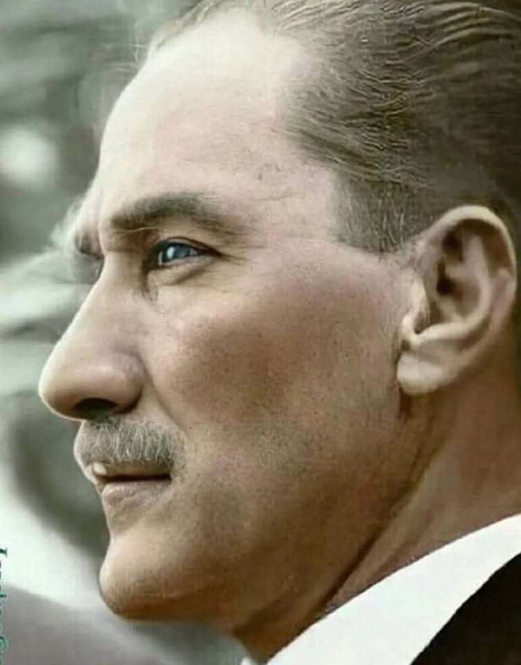FDumduz's tweet photo. Selanik'te yarım bırakılan, yaşanmayan çocukluk...
Trablus'ta bırakılan sol göz...
Conk bayırında iman tahtasına isabet eden şarapnel...

Sakarya'da kırılan kaburga kemiği...

Hiç şüphesiz  milleti için ödediği diyetler, yaptığı fedakarlıklardı...

Dunya Lideri..🙏❤️ #Atatürk https://t.co/H8hkxs4rNp