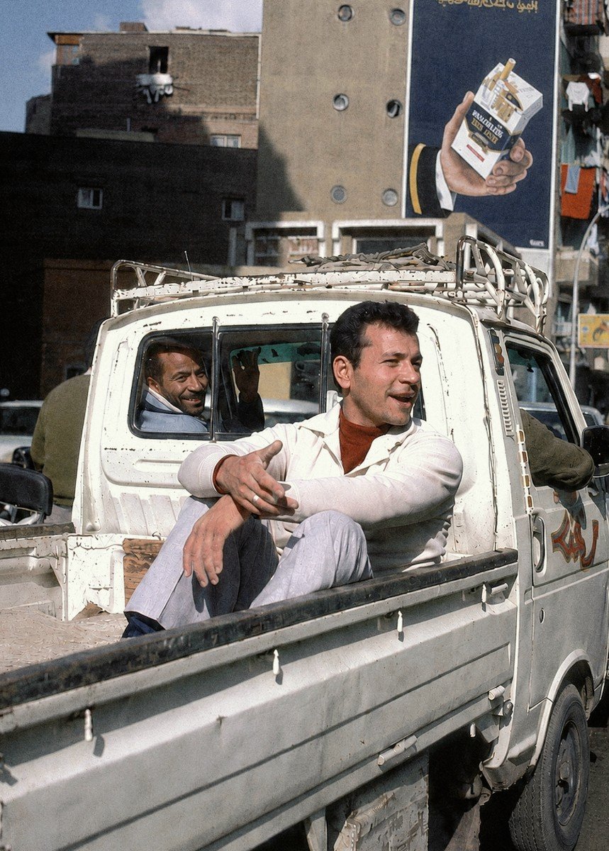 wana_visualss's tweet photo. 🇪🇬 An Egyptian man rides in the back of a pickup truck in Cairo, 1990. https://t.co/1MWMpu4yhp