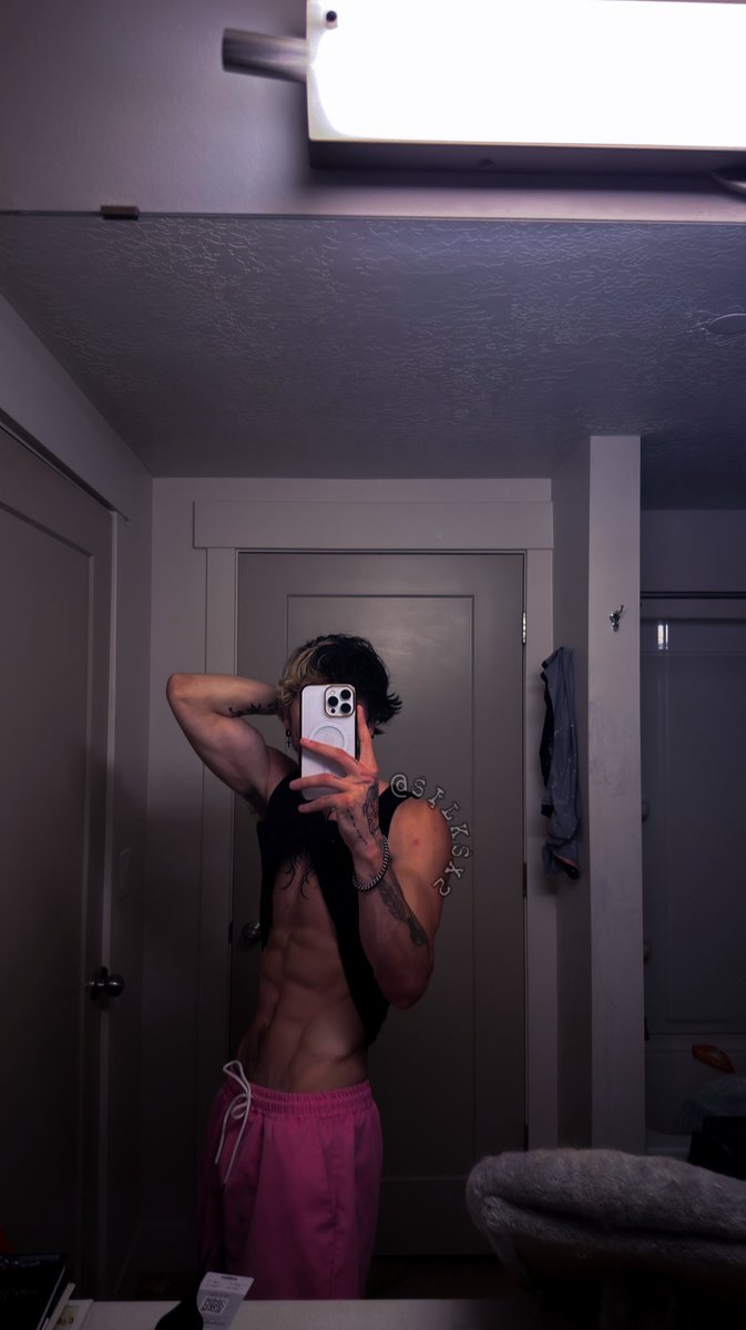 silksx2's tweet photo. Sorry I didn’t see you there well, actually maybe I did.  
I’m just tryna make you addicted to me. 
•
•
#sellingcontent #nsfwtwtً #nsfw #fyp #buyingcontent https://t.co/Jz98pl4opm