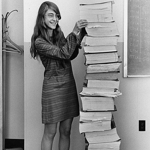 AcervoCharts's tweet photo. Esta é Margaret Hamilton, a mulher que escreveu os códigos responsáveis por levar o homem à Lua.

Ao lado dela estão as milhares linhas de programação escritas à mão. https://t.co/YYiVvmZ0WZ