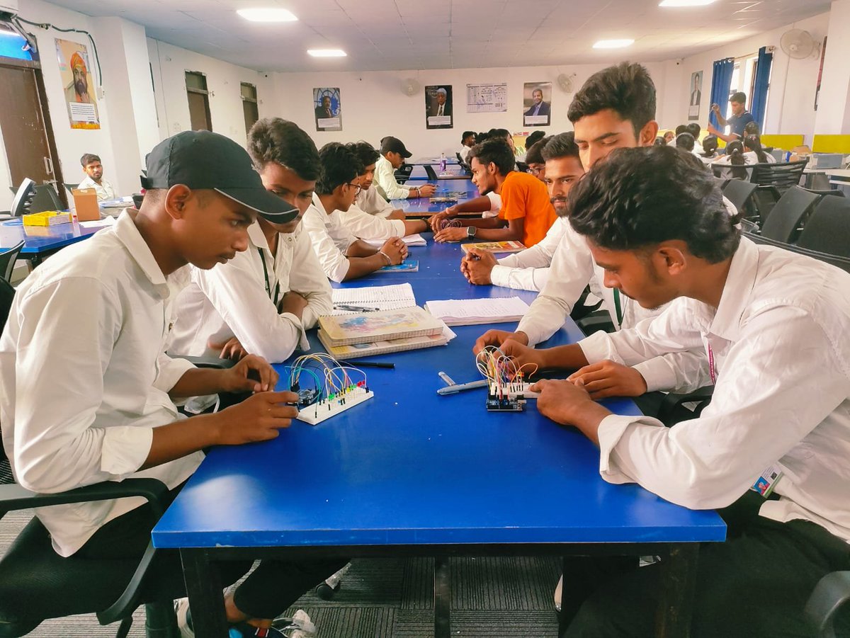 SiwanGP's tweet photo. 🔧 1-Week Arduino Training Program underway at Government Polytechnic Siwan!

👨‍🎓 60 students are gaining hands-on experience in Arduino programming, embedded systems &amp; electronics.

👨‍🏫 Coordinator: Mr. Piyush Kumar
🎓 Under the guidance of Dr. Praveen Pachauri,Principal,GP Siwan. https://t.co/2FH4SV7Pdz