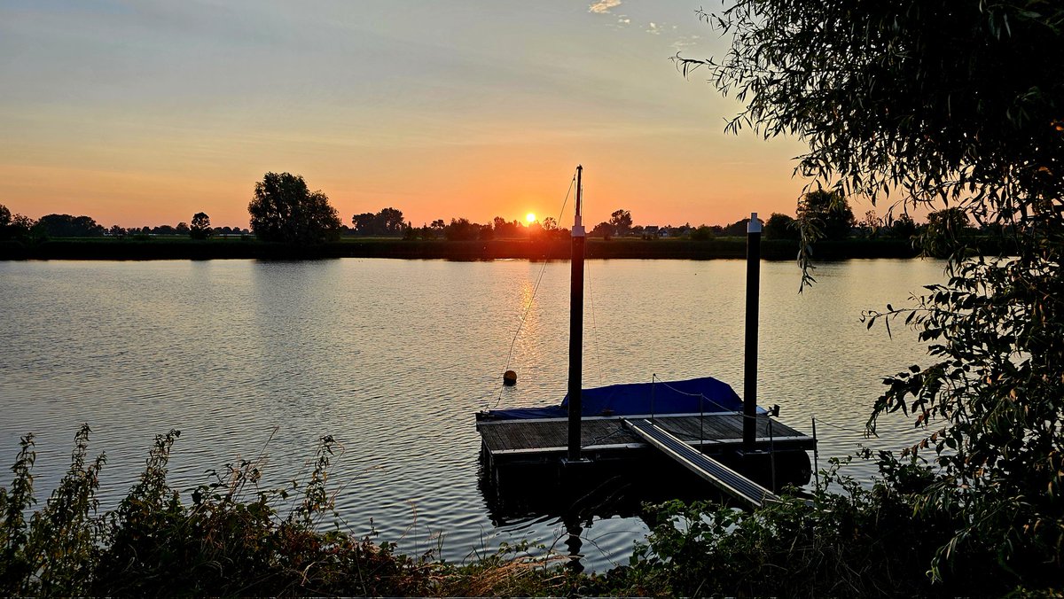 Motormiss's tweet photo. Opgefrist van m'n ochtendrondje. Dat begon met pastelkleuren en roze wolkjes. Daarna kwam de zon boven de horizon uit. En mooi begin van weer een warme dag 
#Andel #Altena #afgedamdemaas #zonsopgang https://t.co/xrcq5A69oY