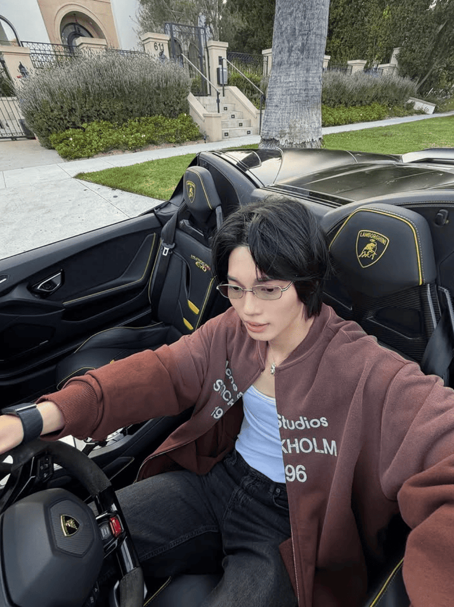 tingmonthly's tweet photo. หล่อชิลเกินต้าน ส่องลุค CEO “วิน เมธวิน”
พา “มิค เมธัส” ขับ Lamborghini รับลมแอลเอ

ยกให้เป็น CEO หนุ่มสุดฮอตที่แท้จริง สำหรับ “วิน เมธวิน” ที่ล่าสุดพาครอบครัวไปเชียร์ฟุตบอลโลกถึงแอลเอ พร้อมถือโอกาสพักผ่อนไปในตัว แต่ก็ไม่พลาดแชร์โมเมนต์ให้แฟน ๆ ได้กรี๊ดผ่านหน้าฟีดกับ Drive Therapy เท่ ๆ ชวนน้องชาย “มิค เมธัส” ขับรถหรู Lamborghini รับลมชิล ๆ ด้วยกัน งานนี้โมเมนต์สองพี่น้องบนรถซูเปอร์คาร์ว่าฮอตแล้ว แต่ที่ทำเอาแฟน ๆ โฟกัสตาไม่พริบ ต้องยกให้ลุคหนุ่มแว่นสุดกร้าวใจของวิน ที่เลือกแว่นพับรุ่น Mori 02 จาก Gentle Monster มาเสิร์ฟความหล่อเท่ ให้ทริปขับรถเล่นธรรมดากลายเป็นรันเวย์แฟชั่นส่วนตัว ที่ใครเห็นก็บอกว่า หล่อแพงแบบตะโกน จนเป็นไวรอลให้หนุ่ม ๆ ตามไปช็อปไอเท็มแว่นพับสุดคูลมาเสริมลุคหล่อเท่ ใครไม่อยากพลาดความฮอตแบบวิน ตามไปช็อปได้เลยที่ @GentleMonster

#winmetawin

#GENTLEMONSTER