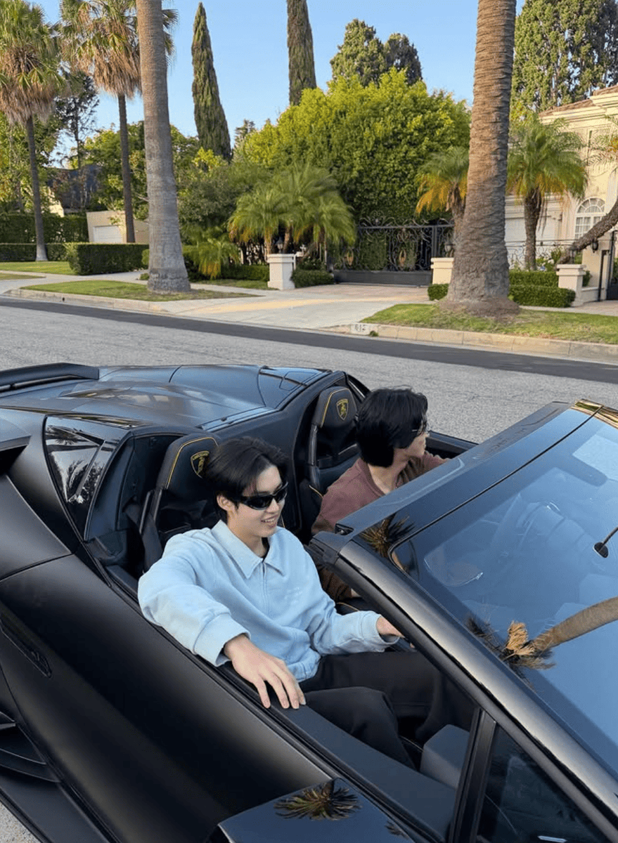 tingmonthly's tweet photo. หล่อชิลเกินต้าน ส่องลุค CEO “วิน เมธวิน”
พา “มิค เมธัส” ขับ Lamborghini รับลมแอลเอ

ยกให้เป็น CEO หนุ่มสุดฮอตที่แท้จริง สำหรับ “วิน เมธวิน” ที่ล่าสุดพาครอบครัวไปเชียร์ฟุตบอลโลกถึงแอลเอ พร้อมถือโอกาสพักผ่อนไปในตัว แต่ก็ไม่พลาดแชร์โมเมนต์ให้แฟน ๆ ได้กรี๊ดผ่านหน้าฟีดกับ Drive Therapy เท่ ๆ ชวนน้องชาย “มิค เมธัส” ขับรถหรู Lamborghini รับลมชิล ๆ ด้วยกัน งานนี้โมเมนต์สองพี่น้องบนรถซูเปอร์คาร์ว่าฮอตแล้ว แต่ที่ทำเอาแฟน ๆ โฟกัสตาไม่พริบ ต้องยกให้ลุคหนุ่มแว่นสุดกร้าวใจของวิน ที่เลือกแว่นพับรุ่น Mori 02 จาก Gentle Monster มาเสิร์ฟความหล่อเท่ ให้ทริปขับรถเล่นธรรมดากลายเป็นรันเวย์แฟชั่นส่วนตัว ที่ใครเห็นก็บอกว่า หล่อแพงแบบตะโกน จนเป็นไวรอลให้หนุ่ม ๆ ตามไปช็อปไอเท็มแว่นพับสุดคูลมาเสริมลุคหล่อเท่ ใครไม่อยากพลาดความฮอตแบบวิน ตามไปช็อปได้เลยที่ @GentleMonster

#winmetawin

#GENTLEMONSTER