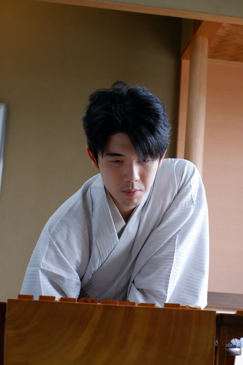 sanshaigoshogi's tweet photo. 【将棋】
伊藤園お～いお茶杯第67期王位戦七番勝負第２局
藤井聡太王位―伊藤匠二冠

１日目の昼食休憩が終わり対局が再開しています。 https://t.co/eoYzoUWR6l