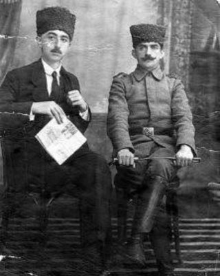 HarpCografyasi's tweet photo. 15 Temmuz 1921
İstiklâl Savaşımızın en dramatik günlerinden biri...
105 sene önce bugün, bu saatlerde Türk Ordusu, TBMM ve Mustafa Kemâl Paşa çok değerli bir komutanı yitirmenin şokunu yaşıyordu.
4ncü Tümen Komutanı Yarbay Nazım Bey Kütahya Eskişehir Muharebeleri'nde, Yumruçal Tepe'de şehit oldu.
Özellikle Konya Bozkır ve Bolu isyanlarının bastırılmasında çok önemli rol oynamıştır. İsyan bastırmak için gittiği Bolu'dan bir de yeni tümen kurarak dönmesi ise 1921 muharebeleri öncesi Türk Ordusu'nda yüzleri güldüren bir olay olmuştur.
Şehit oluşunun ertesi günü, çok kalabalık bir törenle Ankara'ya uğurlanacak olan Nazım Bey'in rütbesi de Miralaylığa (Albay) yükseltilecektir. 
💐🇹🇷
#ŞehitMiralayNazım