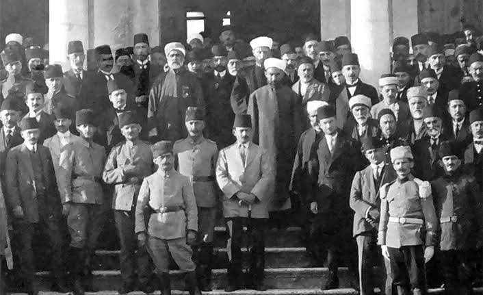 HarpCografyasi's tweet photo. 15 Temmuz 1921
İstiklâl Savaşımızın en dramatik günlerinden biri...
105 sene önce bugün, bu saatlerde Türk Ordusu, TBMM ve Mustafa Kemâl Paşa çok değerli bir komutanı yitirmenin şokunu yaşıyordu.
4ncü Tümen Komutanı Yarbay Nazım Bey Kütahya Eskişehir Muharebeleri'nde, Yumruçal Tepe'de şehit oldu.
Özellikle Konya Bozkır ve Bolu isyanlarının bastırılmasında çok önemli rol oynamıştır. İsyan bastırmak için gittiği Bolu'dan bir de yeni tümen kurarak dönmesi ise 1921 muharebeleri öncesi Türk Ordusu'nda yüzleri güldüren bir olay olmuştur.
Şehit oluşunun ertesi günü, çok kalabalık bir törenle Ankara'ya uğurlanacak olan Nazım Bey'in rütbesi de Miralaylığa (Albay) yükseltilecektir. 
💐🇹🇷
#ŞehitMiralayNazım