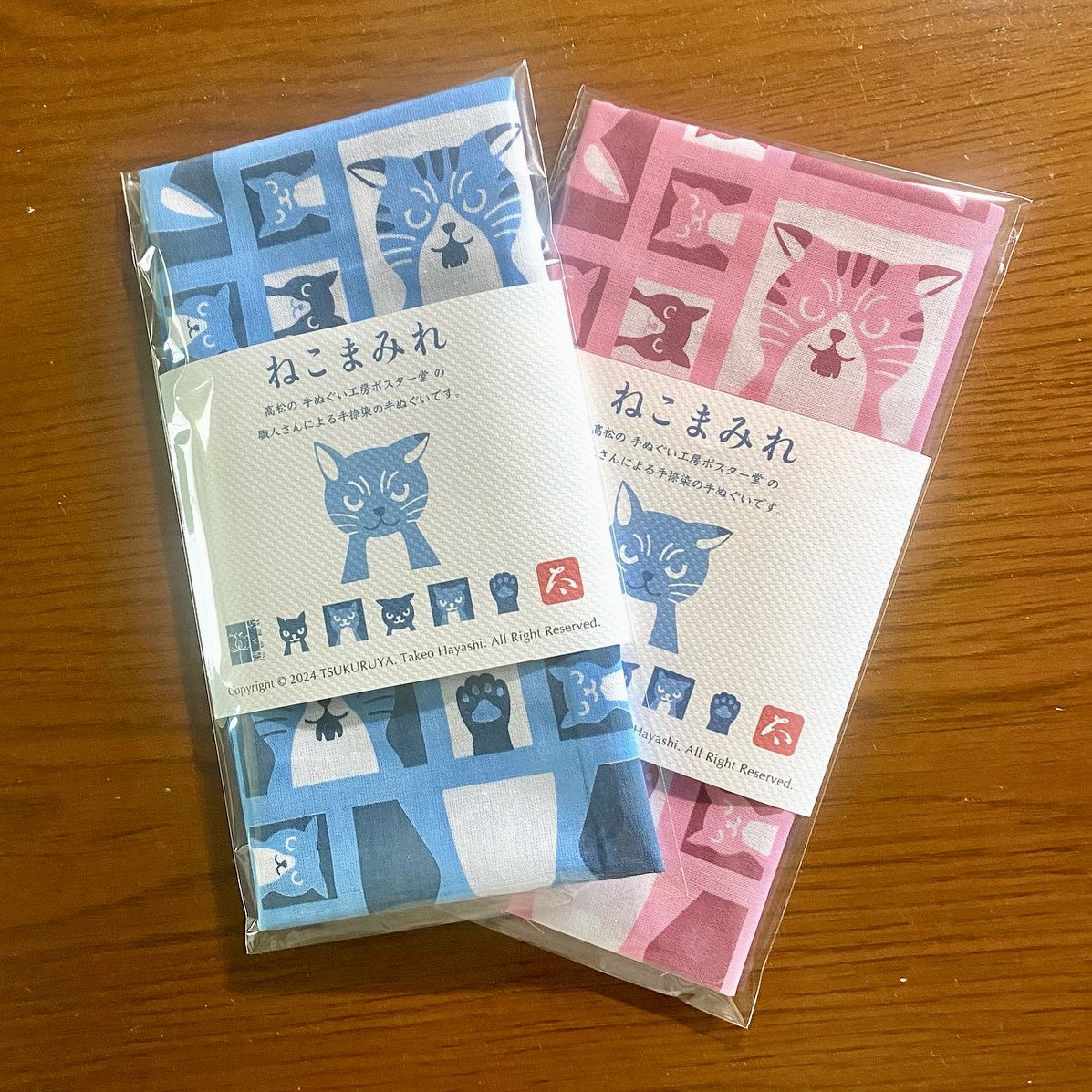 BoxDogPuppy's tweet photo. この夏
首元に一匹いかがですか？
…正確には、何十匹もいますがw

汗を拭いても、首に��いても涼しい 捺染手ぬぐい 『ねこまみれ』 です。

ねこまみれ手ぬぐい（ピンク系と青系のカラバリ有り〼）
綿100％、岡規格、約35X90cm
￥1,980 税込 / 送料別
通販→ https://t.co/xHy7HS6Y5p

#猫 #手ぬぐい #夏