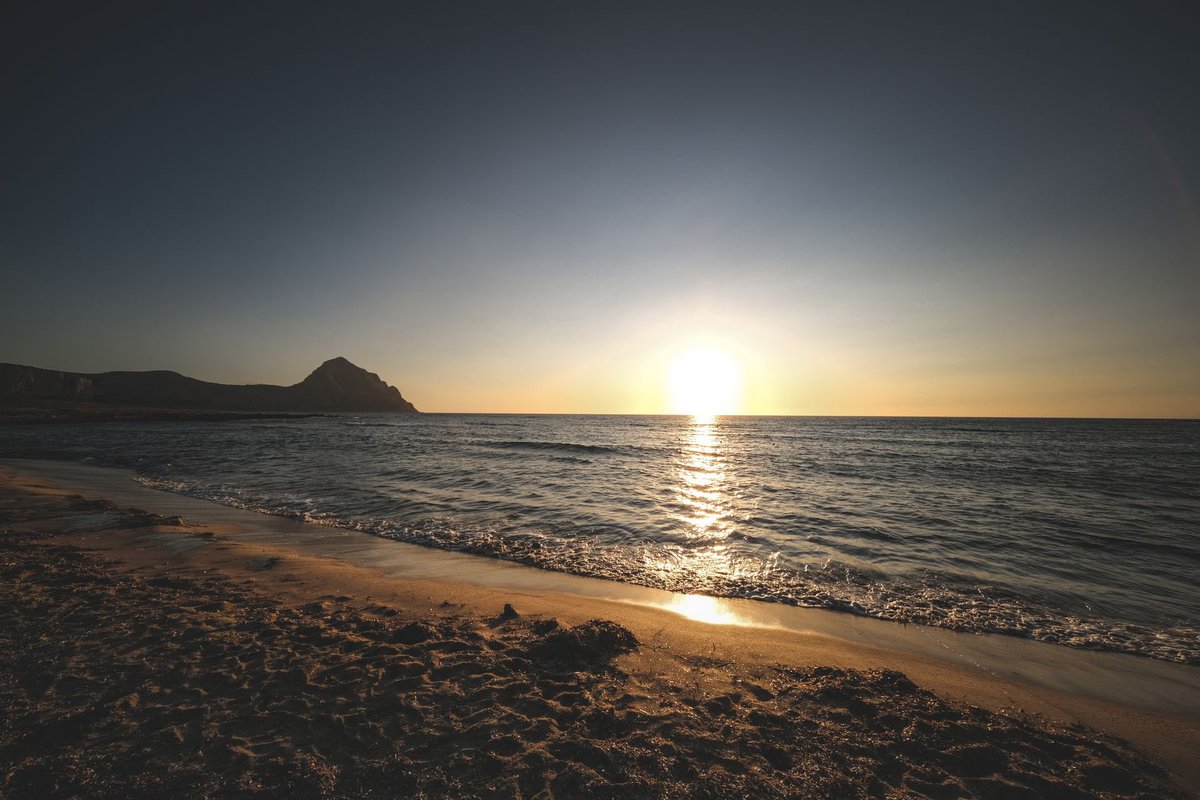Enzo_140736's tweet photo. Every sunrise over the sea is a lesson: life always renews itself.
🤗🌅😍
Good morning dear friends!
☕️🥐☀️🕊️🌿
#GoodMorning #photography #NatureBeauty #NatureLovers #StayPositive #SeaLovers #SunriseVibes #NewDay #BeHappy https://t.co/BsCsyScyjJ