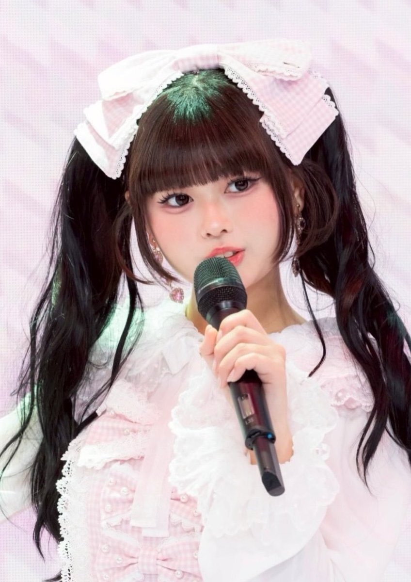 riri_brown_22's tweet photo. やっぱり可愛い子って現実ではありえない表面積でチーク塗ってる🥺💞

そして大体クリームチークとパウダー重ねてる。 https://t.co/ngriyGmabp