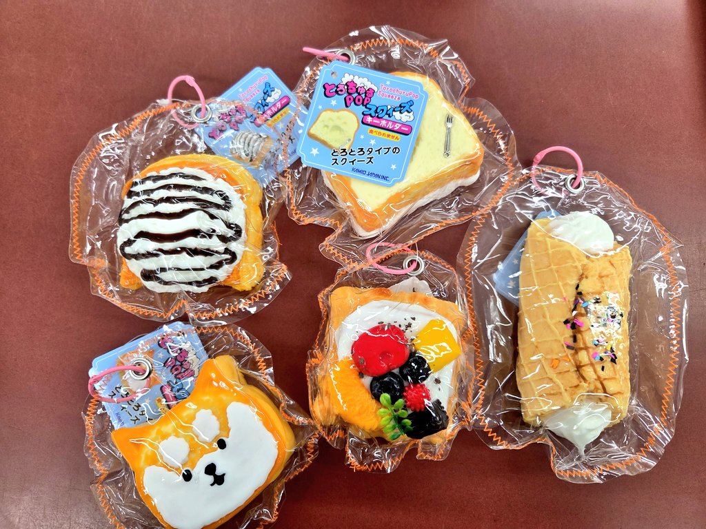 Bunkyodohira's tweet photo. こんにちは☀️文教堂平岸店の
しばてんちょうですよ🐶

🐾#とろちゅるPOPスクィーズキーホルダー
のご紹介です🐕️🎵

とろけるような感触です🎶
気づくとずーっとむにむにむにむに

ぜひ1度むにむにしてみてくださいね( *´艸｀) https://t.co/GsK6CQZ1QS