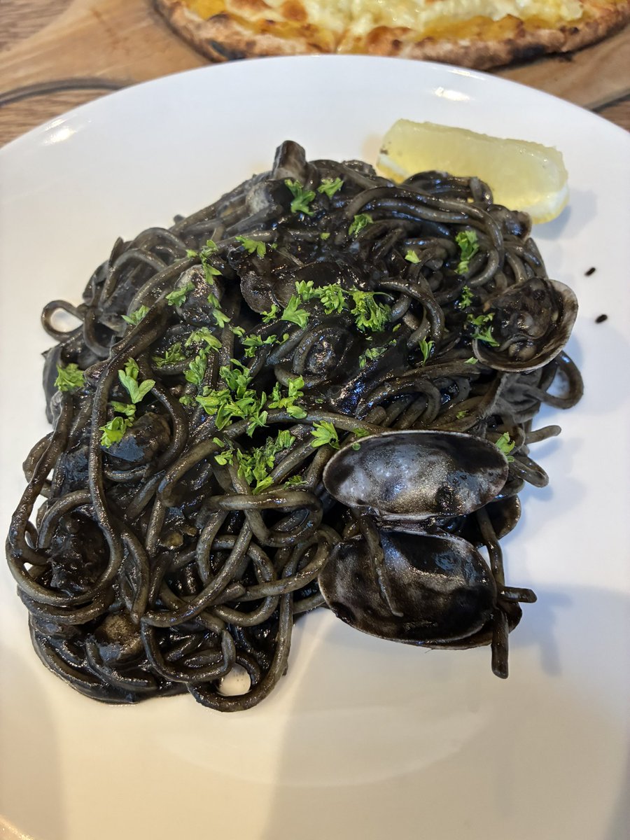 si_sandesu's tweet photo. 昼ごはん
オクラ&みょうが/とうもろこし
のハーフ&ハーフピザ
イカ墨のパスタ
本日のおすすめをシェア
店内外国の方ばかりで
なぜかアウエー感🤣
#LUKES https://t.co/m9DgnRozdH