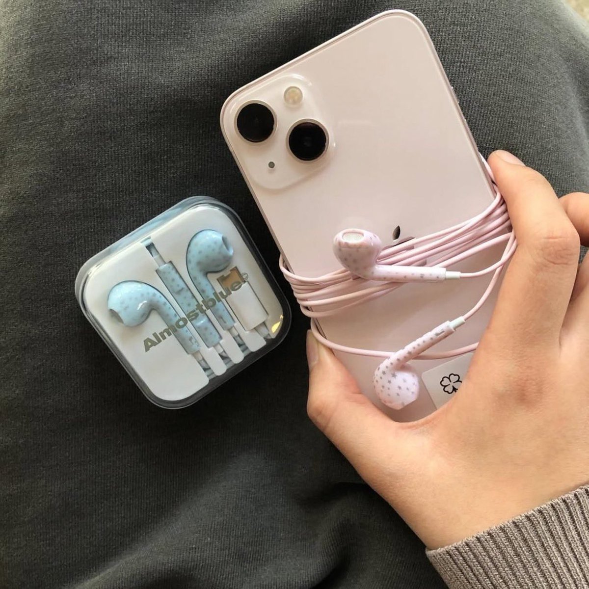 0im0unsstuff's tweet photo. พร้อมส่ง 🎧 Almost Blue - Snow Earphones ❄️🩵 C-Type

ที่สุดของความน่ารักกก หูฟังที่คนตามหากันตรึมก่อนหน้านี้! แถมมี sold out ไปแล้วหลายรอบด้วย อันนี้ไม่ต้องรอพรีแต่อย่างใด มีพร้อมส่งสีฟ้า ไทป์ซี 1 อันค่า 650 บาท ส่งฟรี ⭐️

#พรีเกาหลี #พรีออเดอร์เกาหลี #รับหิ้วเกาหลี https://t.co/09VcFYylpl