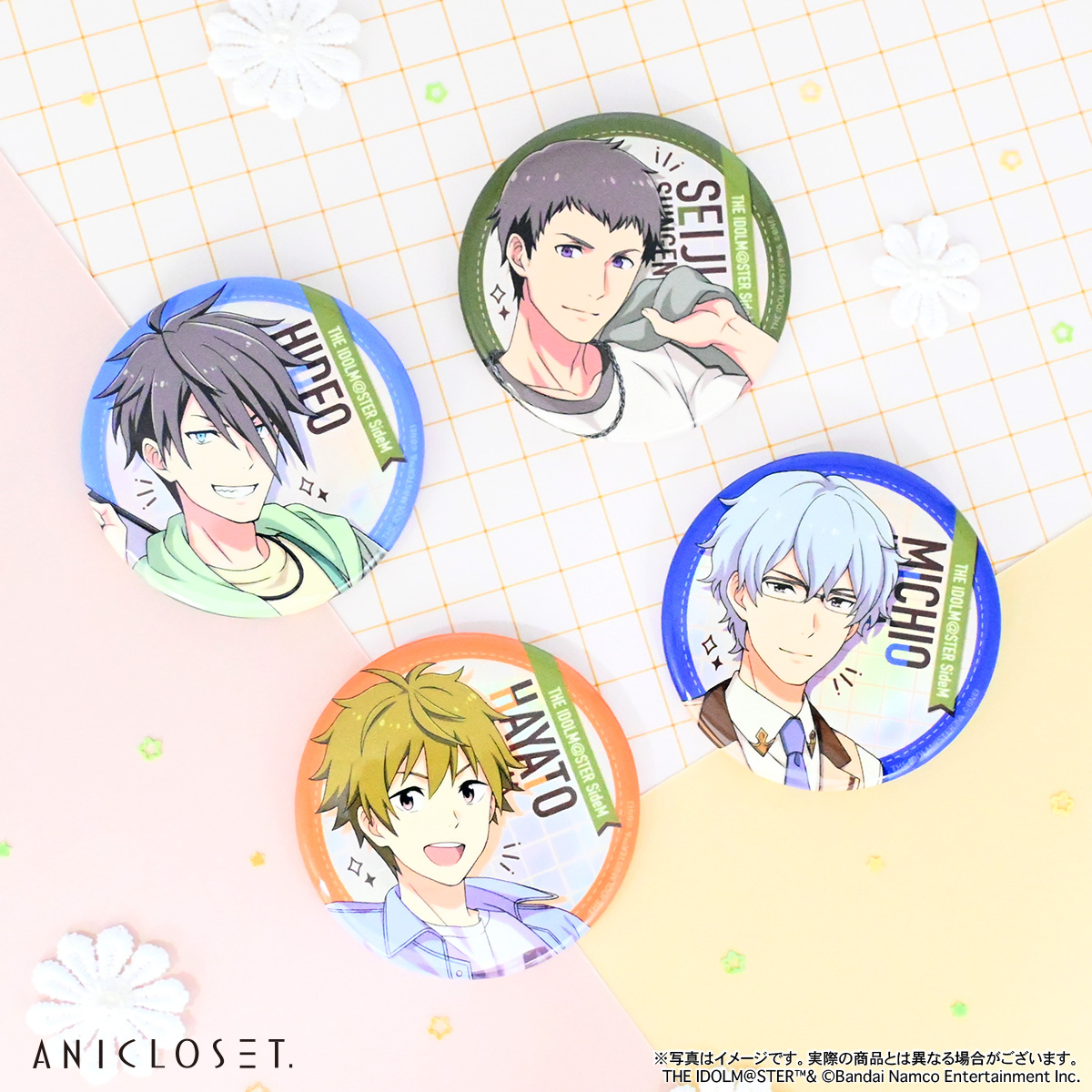 anicloset's tweet photo. /／
📢描き下ろしホログラム缶バッジ ✨
\＼

店員さんに扮したアイドルたち🥰
オリジナルエプロン姿が魅力的❣️

キラキラのホログラムをバックに✨
いつもと違った一面を楽しめます💕

ぜひお気に入りのアイドルをお迎えしてくださいね ♪
本商品は『オープン販売』となります🤗

▼詳細はこちらから
🔎特設サイト
https://t.co/2fqtlJ8vGP

🔗ANICLOSET.オンラインストア
https://t.co/PZqShHl3xT

#SideM
#ANICLOSET.