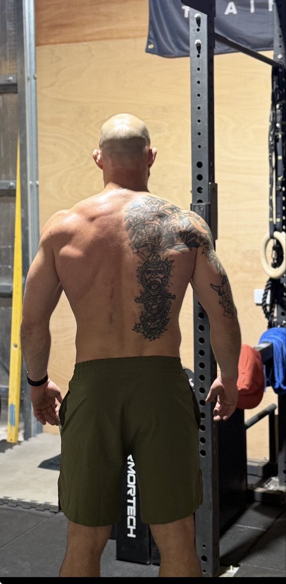 bookmunkey's tweet photo. Pull ups made me wide. 

#gym #pump #gaybearcomics #gaygeek #bara https://t.co/ReUAWcLlFS