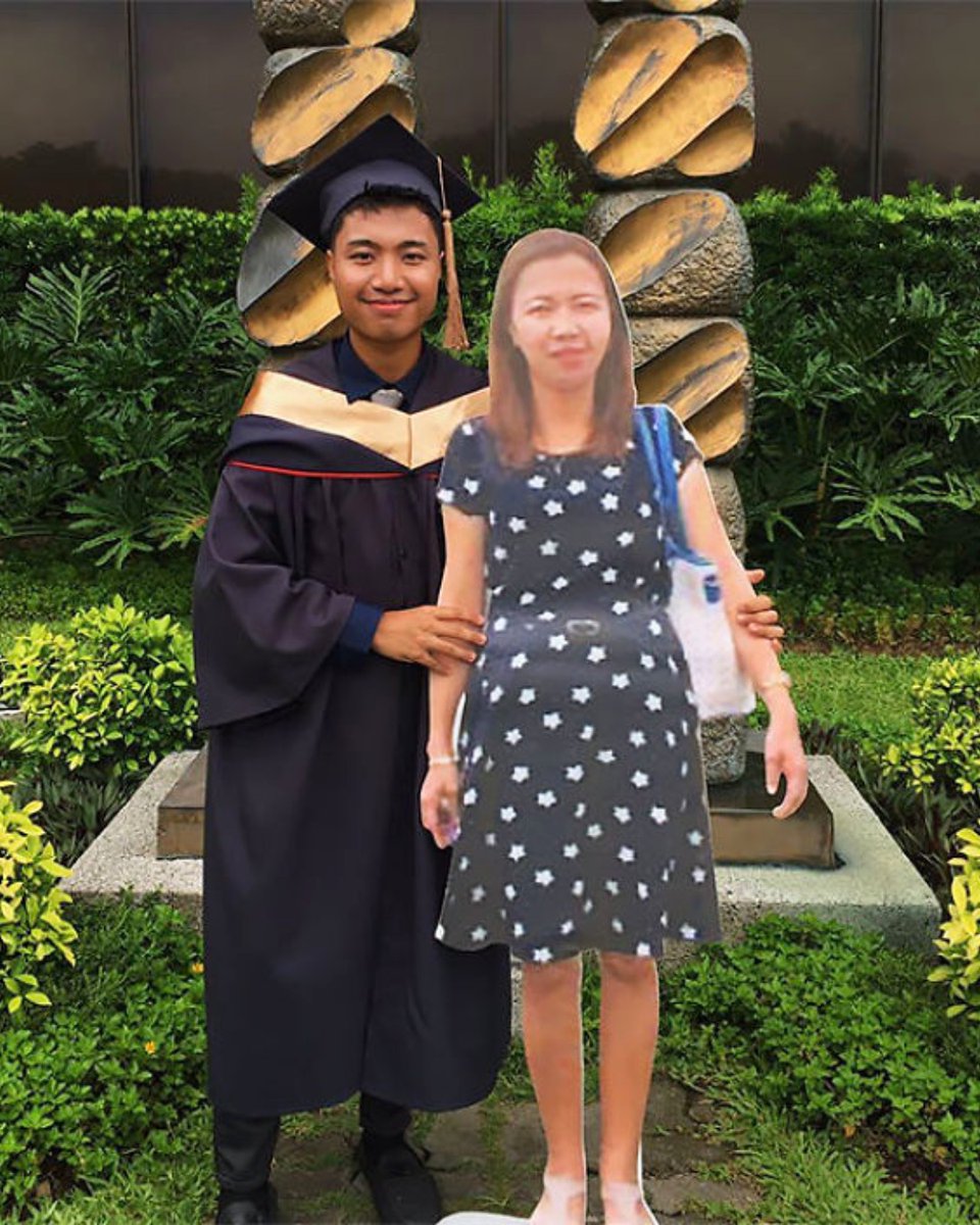 AcervoCharts's tweet photo. Filho leva uma réplica da mãe falecida para a sua formatura, pois era seu sonho vê-lo se formar. https://t.co/NocxL3SX0k