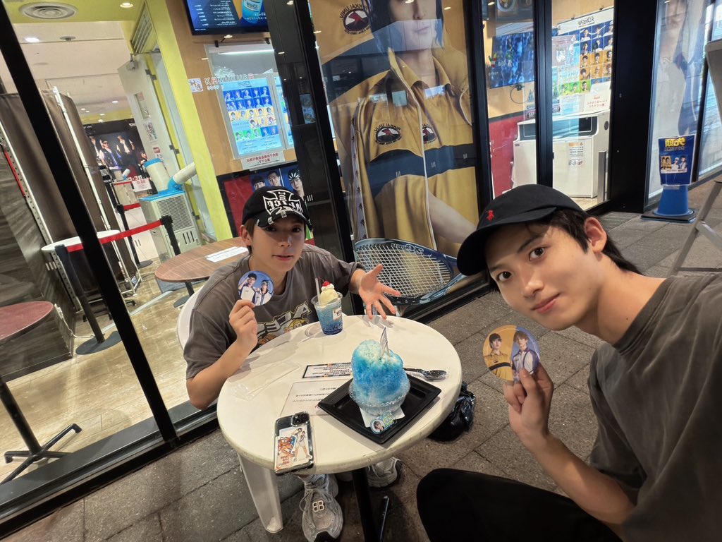 shiseofficial's tweet photo. れんとちゃんとコラボカフェ行ってきたぞー
かき氷想像の5倍でかくてビビった、美味しかったよ〜
サインも書かせていただきました！！
 #テニミュ https://t.co/0bbDOYaHdS