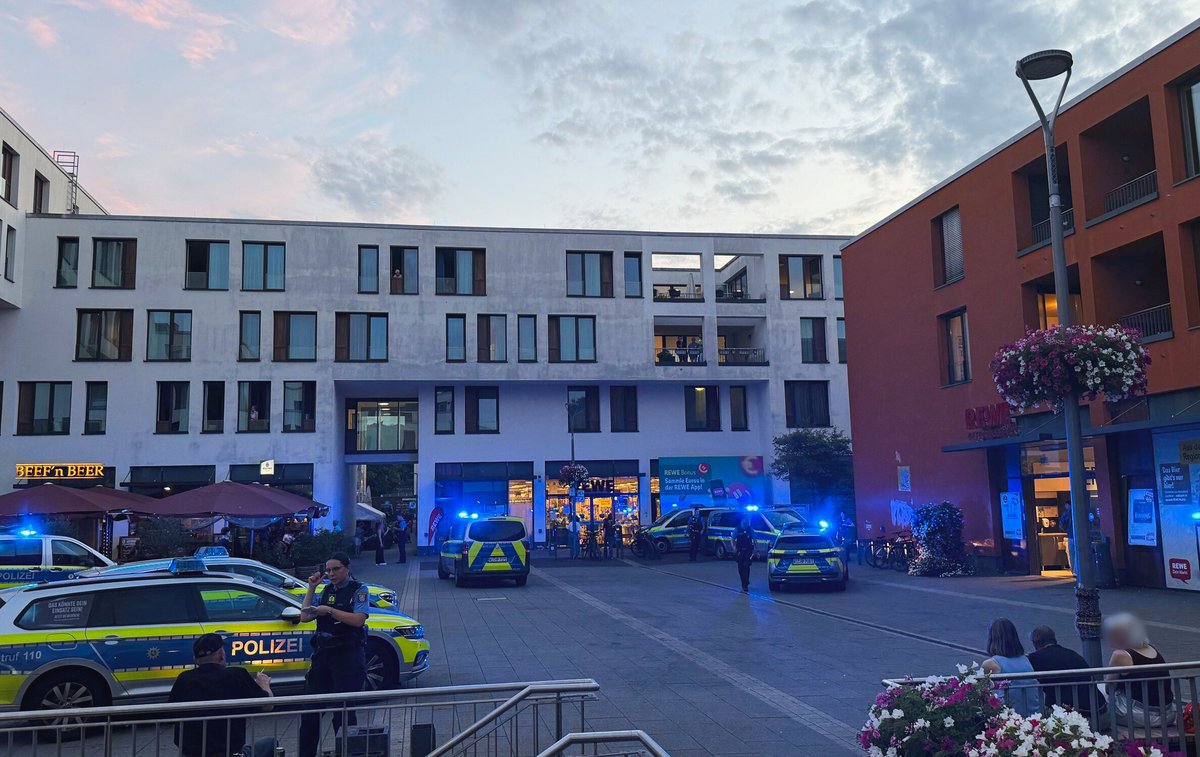 niusde_'s tweet photo. Entsetzliche Momente in hessischen Kelkheim! Auf offener Straße hat ein Mann gegen 21 Uhr seine Ehefrau mit einer „Schnittwaffe“ getötet. Passanten mussten alles mitansehen. 
https://t.co/CJlOAcL9KQ https://t.co/O65LNetmir