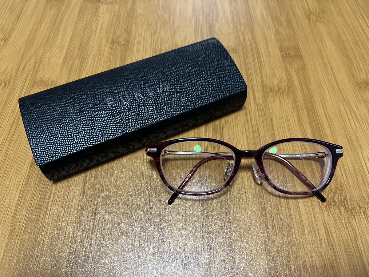 tsukihono's tweet photo. 眼鏡がだいぶ傷だらけになっていたので、新しく買い直しました😊
度が少し変わったのでまだ慣れませんが、徐々にこちらの眼鏡に変わる予定です！
ハンドメイドのイベントでもこちらの眼鏡をかけてると思います☺️
よろしくお願いします😁
 #焔夏の日常 https://t.co/Dq2Th6XvRw