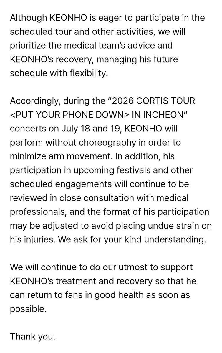 keonholicina's tweet photo. [WEVERSE UPDATE] Penampilan Tur CORTIS KEONHO dan Jadwal Kegiatan Mendatang

Halo.
Ini Bighit Music.

Kami ingin menginformasikan mengenai penyesuaian partisipasi member CORTIS KEONHO, dalam tur dan kegiatan terjadwal lainnya karena kondisi kesehatannya.

Baru-baru ini, KEONHO mengalami terjatuh dan dibawa ke rumah sakit setelah mendarat dengan posisi yang kurang baik pada kedua tangannya. Setelah menjalani pemeriksaan menyeluruh, ia didiagnosis mengalami patah tulang di area kedua jari kelingkingnya. Ia telah segera menerima perawatan yang diperlukan dan saat ini sedang menjalani pemulihan dengan baik.

Namun, berdasarkan saran dari tim medis, untuk melindungi area yang mengalami cedera dan mendukung pemulihan secara menyeluruh, untuk sementara waktu KEONHO perlu mengenakan gips dan penyangga (brace), serta meminimalkan pergerakan berlebihan pada kedua lengannya.

Meskipun KEONHO sangat ingin tetap berpartisipasi dalam tur dan kegiatan terjadwal lainnya, kami akan memprioritaskan saran dari tim medis serta proses pemulihannya, dan akan menyesuaikan jadwal kegiatannya secara fleksibel.

Oleh karena itu, pada konser "2026 CORTIS TOUR <PUT YOUR PHONE DOWN> IN INCHEON" yang akan berlangsung pada 18 dan 19 Juli, KEONHO akan tetap tampil, namun tanpa koreografi untuk meminimalkan pergerakan lengannya. Selain itu, partisipasinya dalam festival maupun kegiatan terjadwal lainnya akan terus ditinjau melalui konsultasi dengan tenaga medis, dan bentuk partisipasinya dapat disesuaikan agar tidak memberikan tekanan berlebih pada area yang mengalami cedera. Kami mohon pengertian Anda.

Kami akan terus berupaya semaksimal mungkin untuk mendukung proses perawatan dan pemulihan KEONHO agar ia dapat kembali bertemu para penggemar dalam kondisi sehat secepatnya.

Terima kasih.

Adek semoga cepat sembuh 😭💔
#KEONHO #건호 #CORTIS #코르티스