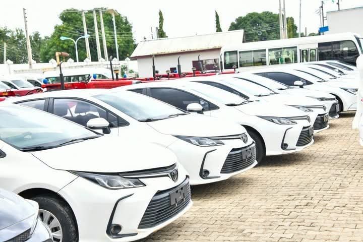SuleimanDaddy27's tweet photo. FARMER GOVERNOR UMARU BAGO PRESENTS VEHICLES TO VICE CHAIRMEN OF ALL 25 LOCAL GOVERNMENT COUNCILS

Niger State Governor, farmer Mohammed Umaru Bago has presented vehicles to all the Vice Chairmen of the twenty five Local Government Councils of the State. https://t.co/oKazStERqU