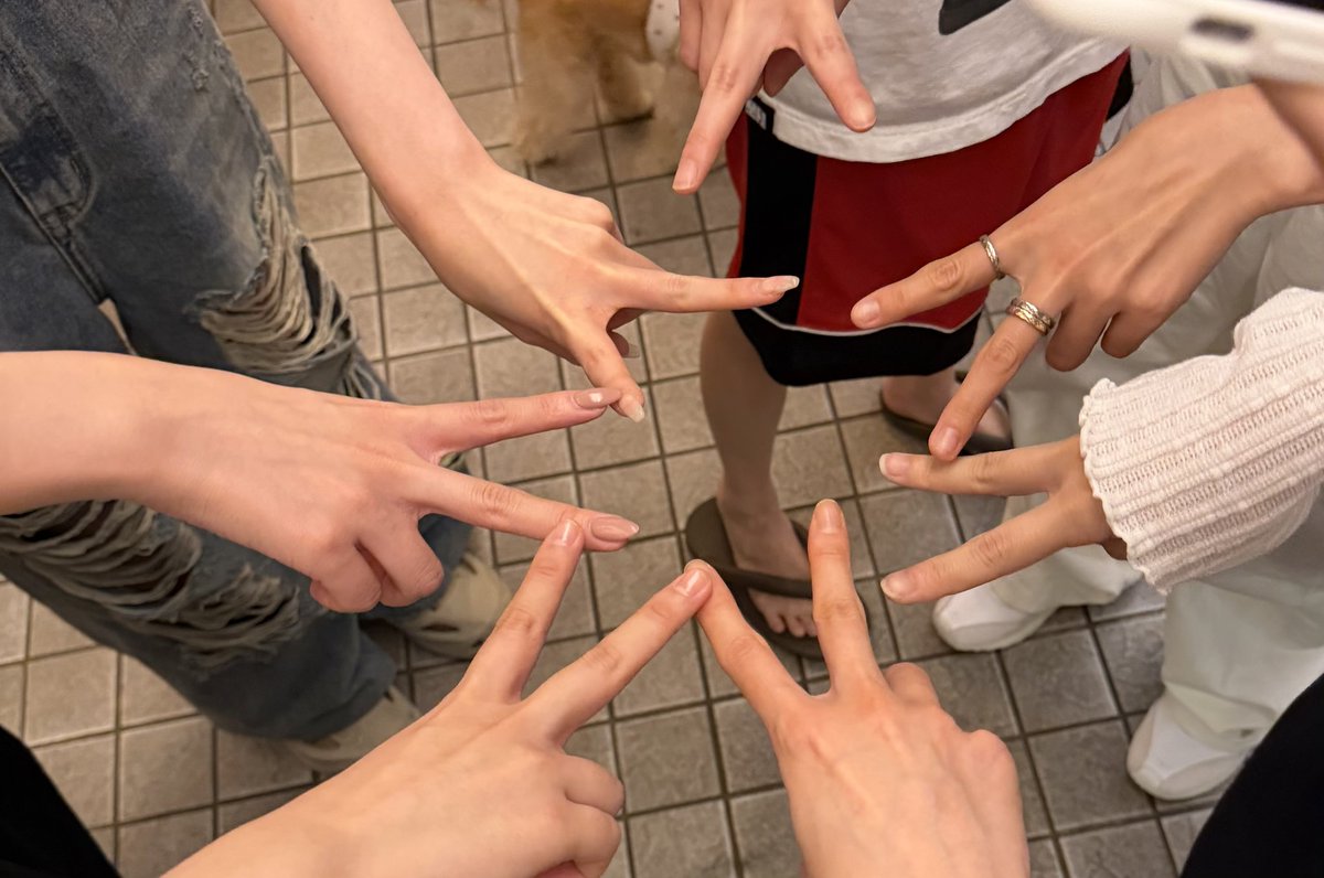 moeunah's tweet photo. [260715] 🦊🫧 2:12 PM

‹📸›
💬 i met up with the members for a bit not too long ago
💬 it was so nice to chat together after such a long time
💬 ㅋㅋㅋㅋ i think i can tell who it is just by looking at the fingers too
💬 geumbi is in the back too ㅋㅋ!! https://t.co/dR7NUGpF9Y