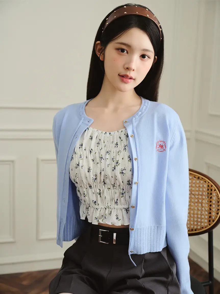 H2H_INA's tweet photo. 260715 #A_NA weverse comment

👤: pemotretan Lily Brown kamu kenapa? Kok keliatan anggun dan polos (cheongsun) banget? Bahkan rasanya perlu dibuat julukan yang lebih tinggi dari "cheongsun". 
🌻: Iya ya, kayaknya emang anggun banget.
🌻: Itu Sherlisa kali ya

👤: Berhenti terobsesi sama Sherlisa. Ntar kalau Sherlisa muncul aku kasih tau
🌻: WKWKWKWK okee... jangan marah yaa.