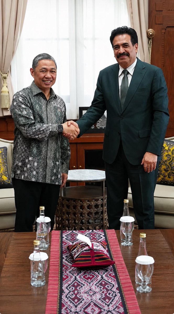 YemenEmbJkt's tweet photo. السفير بلفقيه يناقش مع نائب وزير الخارجية الإندونيسي مستجدات الأوضاع في اليمن وسبل تعزيز العلاقات الثنائية

التقى سعادة السفير سالم أحمد بلفقيه، سفير الجمهورية اليمنية لدى جمهورية إندونيسيا، يوم الأربعاء الموافق 15 يوليو 2026م، بمعالي الدكتور أنيس متى، نائب وزير خارجية جمهورية إندونيسيا، وذلك في مقر وزارة الخارجية بالعاصمة جاكرتا.

وخلال اللقاء، استعرض السفير بلفقيه آخر المستجدات على الساحة اليمنية، وفي مقدمتها التصعيد الإيراني الأخير، والمتمثل في تسيير رحلات جوية من طهران إلى مطار صنعاء الدولي والعكس دون الحصول على إذن مسبق من الحكومة اليمنية، مشيراً إلى ما قدمته الحكومة اليمنية من تسهيلات وحلول لتسيير الرحلات عبر مطار صنعاء وفق الإجراءات القانونية المعتمدة.

وأكد السفير أن هذه الممارسات تمثل انتهاكاً واضحاً لسيادة الجمهورية اليمنية، ومخالفةً لأحكام القانون الدولي وميثاق الأمم المتحدة وقرارات مجلس الأمن ذات الصلة، فضلاً عن كونها تقوض جهود إحلال السلام، وتهدد أمن واستقرار اليمن والمنطقة. كما جدد تأكيد موقف الحكومة اليمنية الثابت في حماية سيادة الدولة ووحدة أراضيها، وصون مؤسساتها ومركزها القانوني، ورفضها لأي تدخلات خارجية تمس مؤسساتها الشرعية أو تتعارض مع قواعد القانون الدولي، مؤكداً في الوقت ذاته حرص الحكومة اليمنية على تحقيق سلام عادل وشامل، ودعمها لجميع الجهود الإقليمية والدولية الرامية إلى إنهاء الصراع واستعادة الأمن والاستقرار.

من جانبه، أعرب نائب وزير الخارجية الإندونيسي عن اهتمام بلاده بمتابعة تطورات الأوضاع في اليمن، مؤكداً دعمها للمساعي الرامية إلى تحقيق السلام والاستقرار، ومشدداً على أهمية اعتماد الحوار والوسائل السلمية لمعالجة الأزمة.

كما تناول اللقاء عدداً من القضايا الإقليمية والدولية ذات الاهتمام المشترك، وبحث سبل تعزيز العلاقات الثنائية بين الجمهورية اليمنية وجمهورية إندونيسيا، وتوسيع مجالات التعاون والتنسيق بما يخدم مصالح البلدين الصديقين، مؤكدين أهمية استمرار التشاور وتبادل وجهات النظر إزاء القضايا ذات الاهتمام المشترك.