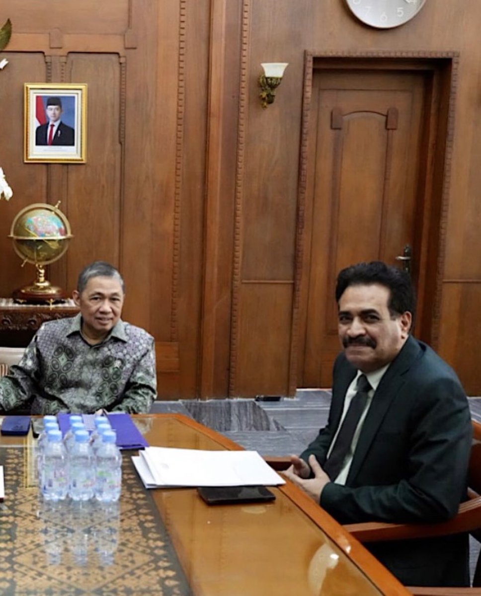 YemenEmbJkt's tweet photo. السفير بلفقيه يناقش مع نائب وزير الخارجية الإندونيسي مستجدات الأوضاع في اليمن وسبل تعزيز العلاقات الثنائية

التقى سعادة السفير سالم أحمد بلفقيه، سفير الجمهورية اليمنية لدى جمهورية إندونيسيا، يوم الأربعاء الموافق 15 يوليو 2026م، بمعالي الدكتور أنيس متى، نائب وزير خارجية جمهورية إندونيسيا، وذلك في مقر وزارة الخارجية بالعاصمة جاكرتا.

وخلال اللقاء، استعرض السفير بلفقيه آخر المستجدات على الساحة اليمنية، وفي مقدمتها التصعيد الإيراني الأخير، والمتمثل في تسيير رحلات جوية من طهران إلى مطار صنعاء الدولي والعكس دون الحصول على إذن مسبق من الحكومة اليمنية، مشيراً إلى ما قدمته الحكومة اليمنية من تسهيلات وحلول لتسيير الرحلات عبر مطار صنعاء وفق الإجراءات القانونية المعتمدة.

وأكد السفير أن هذه الممارسات تمثل انتهاكاً واضحاً لسيادة الجمهورية اليمنية، ومخالفةً لأحكام القانون الدولي وميثاق الأمم المتحدة وقرارات مجلس الأمن ذات الصلة، فضلاً عن كونها تقوض جهود إحلال السلام، وتهدد أمن واستقرار اليمن والمنطقة. كما جدد تأكيد موقف الحكومة اليمنية الثابت في حماية سيادة الدولة ووحدة أراضيها، وصون مؤسساتها ومركزها القانوني، ورفضها لأي تدخلات خارجية تمس مؤسساتها الشرعية أو تتعارض مع قواعد القانون الدولي، مؤكداً في الوقت ذاته حرص الحكومة اليمنية على تحقيق سلام عادل وشامل، ودعمها لجميع الجهود الإقليمية والدولية الرامية إلى إنهاء الصراع واستعادة الأمن والاستقرار.

من جانبه، أعرب نائب وزير الخارجية الإندونيسي عن اهتمام بلاده بمتابعة تطورات الأوضاع في اليمن، مؤكداً دعمها للمساعي الرامية إلى تحقيق السلام والاستقرار، ومشدداً على أهمية اعتماد الحوار والوسائل السلمية لمعالجة الأزمة.

كما تناول اللقاء عدداً من القضايا الإقليمية والدولية ذات الاهتمام المشترك، وبحث سبل تعزيز العلاقات الثنائية بين الجمهورية اليمنية وجمهورية إندونيسيا، وتوسيع مجالات التعاون والتنسيق بما يخدم مصالح البلدين الصديقين، مؤكدين أهمية استمرار التشاور وتبادل وجهات النظر إزاء القضايا ذات الاهتمام المشترك.