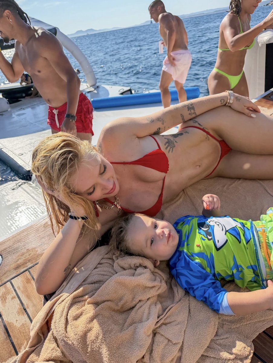 Misoginisty's tweet photo. The whole internet is trying to figure out how a
27-year-old mother of 3 looks like this🤯 https://t.co/js0wMMe1Wg