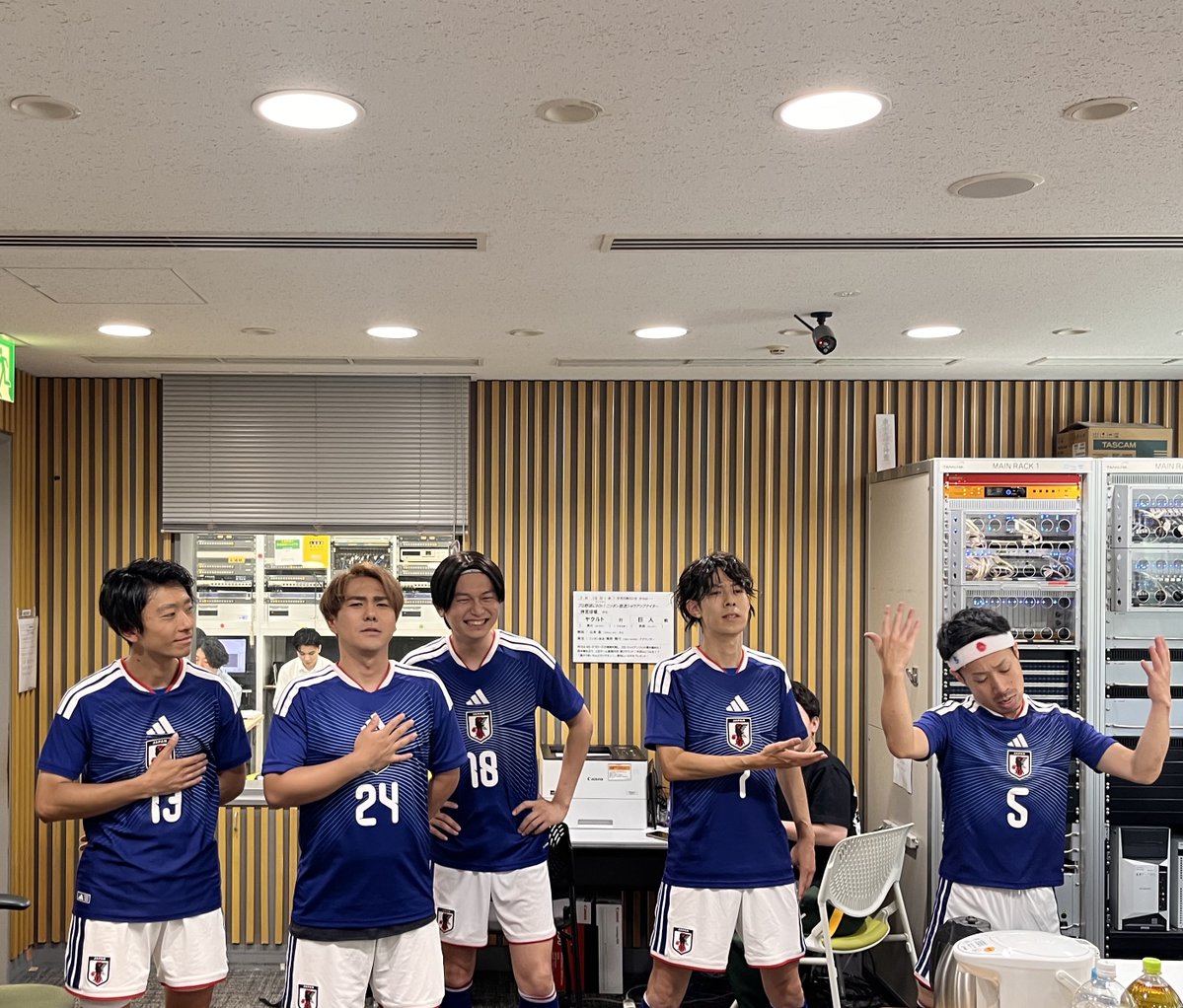 The_RadioShow's tweet photo. ￣￣￣
フ　タ　7．１５
リ　イ    #ナイツラジオショー
｜　ム　OPトーク
＿＿＿

□ものまねブルーが大活躍⚽️

□諸事情でキャラチェンジとなった
　田中CIAO選手

□安藤なつさんとホヤ🦪

□100均トーク💯

□ライブに出現した
　“土屋ー！！”お���さんとは😱

https://t.co/Pgv9oSTrlY https://t.co/X8wstMs1bX