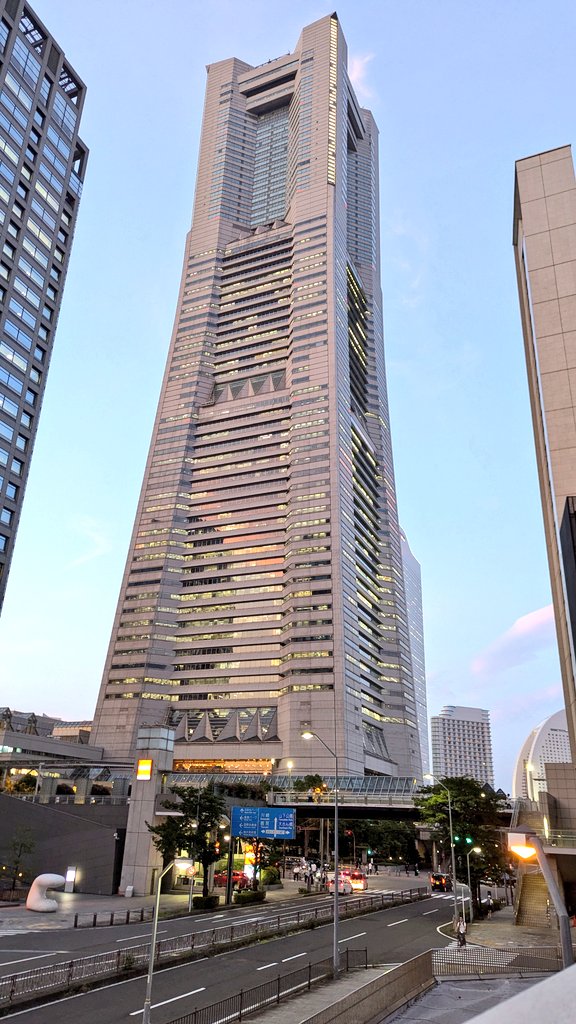 sauna4126's tweet photo. バロンヌードルから、桜木町まで徒歩の移動…

とても暑い…

久しぶりの横浜の景色…

なんか横浜って良いよねぇ…😊 https://t.co/dBRpDLMRtS