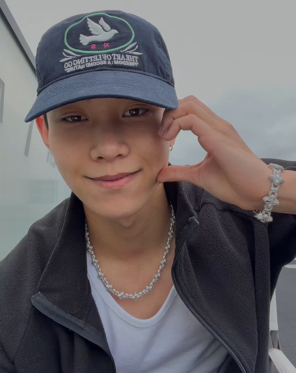 ohyul562k's tweet photo. emang born to be artist jir jago bener dia fan service pantesan sehari yang naksir nambah 19juta orang https://t.co/gUpbYVJPeD