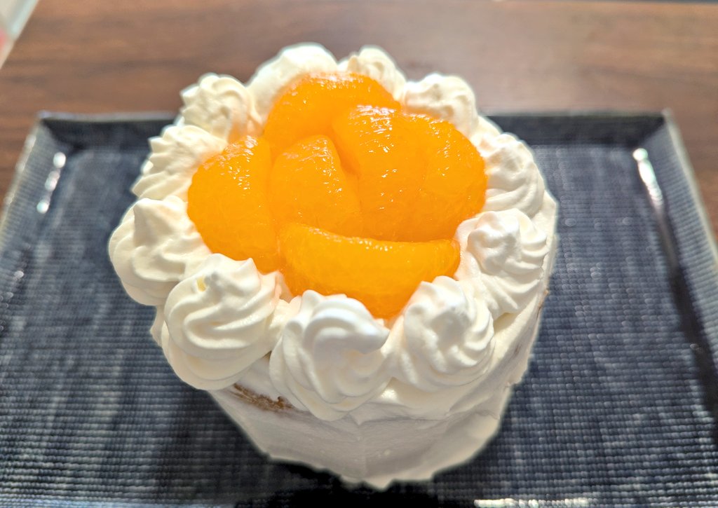 guzman_365's tweet photo. 自分で作ったショートケーキあるある
どこから撮っても映えない https://t.co/ae5acweOtD
