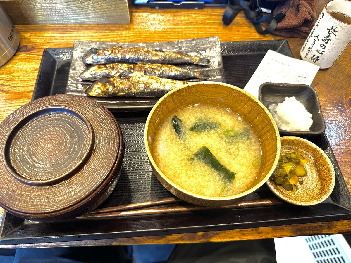 AcfSur's tweet photo. 🍙和田のお昼🍙

3羽いわし…
 
「真いわし」は、大きさによって呼び名が変わる⁉️
25cmくらいの大きな魚を「大羽イワシ」
10cm〜20cmのを「中羽イワシ」
10cmに満たない小さな魚を「小羽イワシ」と
呼んでいるのだとか🫢
 なので和田が食べた「３羽いわし」とは、
「中羽イワシ」が３匹です🤤 https://t.co/wi2uU4NMZM