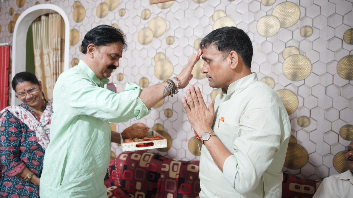 Ashutosh4BJP's tweet photo. इस दौरान आप सभी का स्नेह, आत्मीयता और आशीर्वाद प्राप्त हुआ, जिसने जनसेवा के मेरे संकल्प को और अधिक दृढ़ किया, आपके सुझाव, अपेक्षाएँ और दतिया के उज्ज्वल भविष्य को लेकर व्यक्त किए गए विचार मेरे लिए अमूल्य हैं......

#DatiaWithBjp https://t.co/dhJQRKAgAh