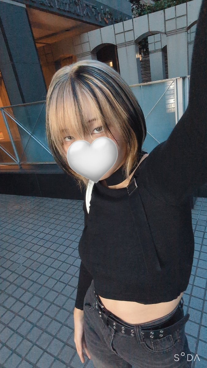 PaserI_RaIchI's tweet photo. 先日髪を染めました
できるだけ白くして黒メッシュ入れて、アリアルさん概念カラー🤍🖤
加工したらちょっとそれっぽい……か？ https://t.co/0h31VJGNjG
