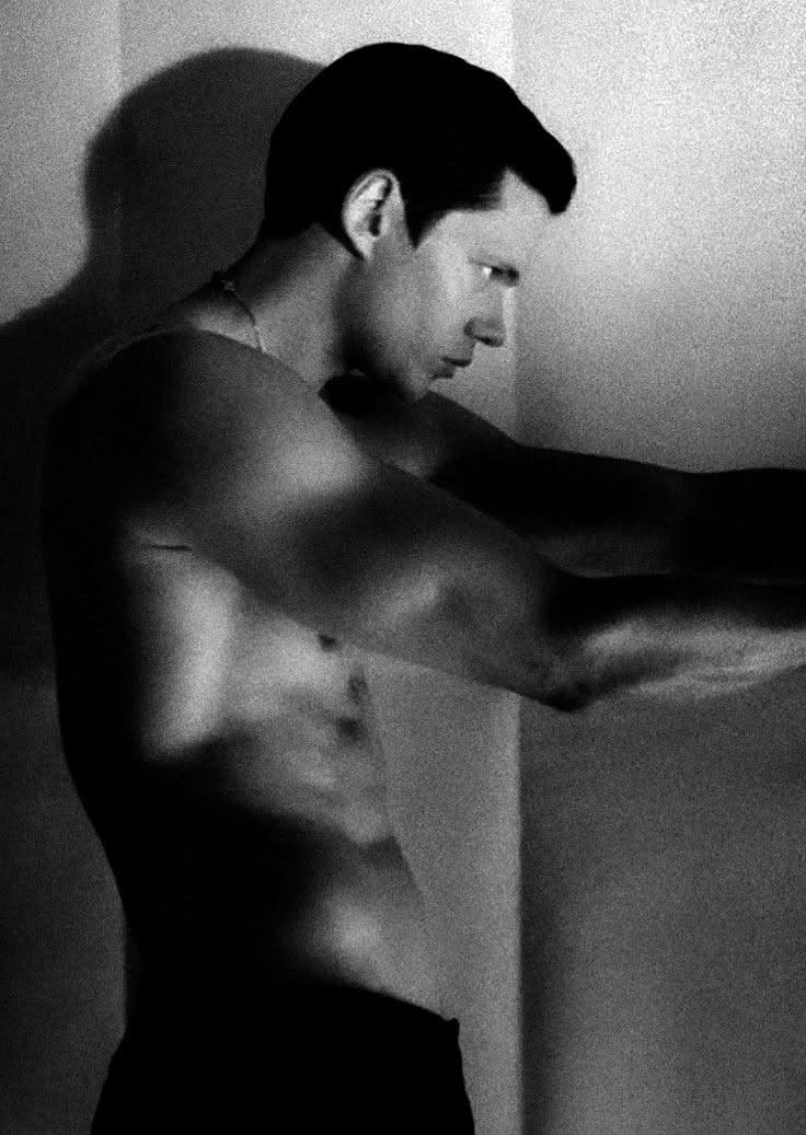 pinkwhitpussy's tweet photo. bill skarsgard in black and white omg https://t.co/ICNIqoxXJX