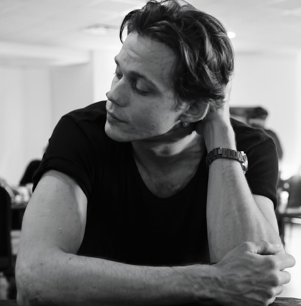 pinkwhitpussy's tweet photo. bill skarsgard in black and white omg https://t.co/ICNIqoxXJX