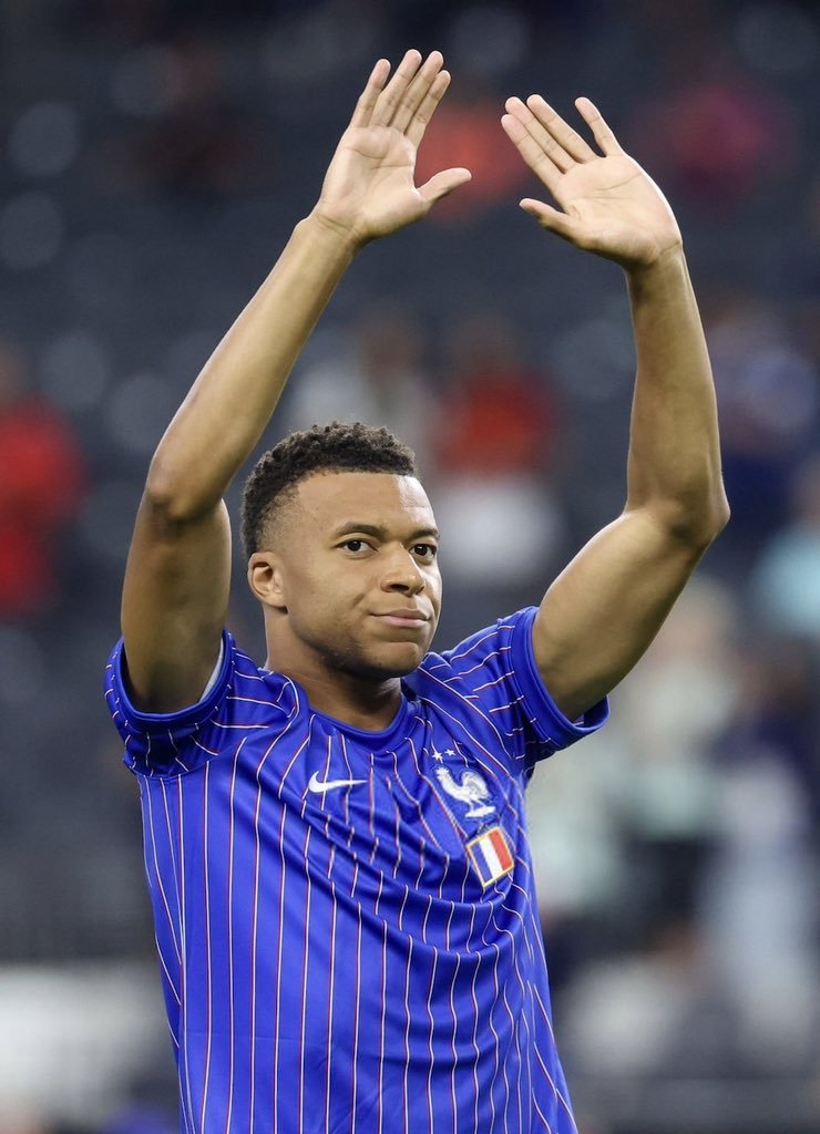 EfeRhymes's tweet photo. @phaphamamlfm Mbappe still has a lot to play for in this tournament. Hard luck to France 🇫🇷 @ConnyMikateko @Djbrianrikhotso @ThatXolaniGuy @Munghana I bow down to Didier Deschamps for winning world cup as a player and as a coach for the French team 🙌 https://t.co/6eM5yV6YKq