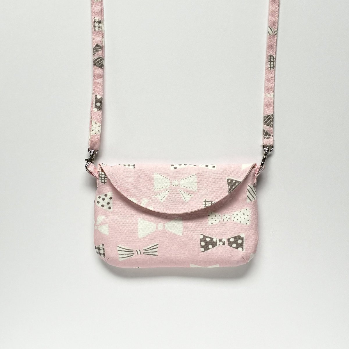 nichi2kaban's tweet photo. 以前作った長女のスマホショルダーの使い勝手が悪そうなので、横型を作りました🪡ハンカチも入れたいらしく、横型の方が取り出しやすいかなと🤔

#ハンドメイド
#ハンドメイド好きさんと繋がりたい https://t.co/hMjZxSMHpm
