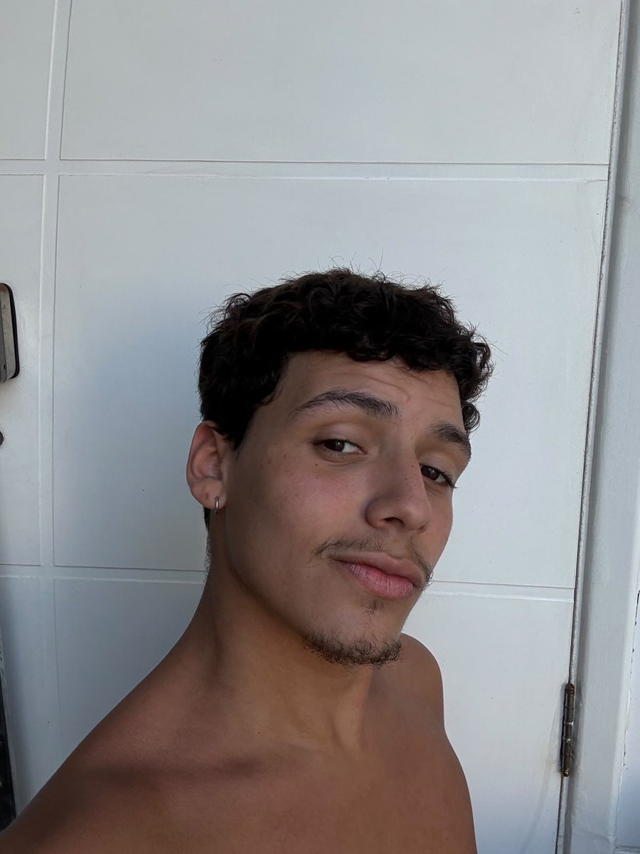Nyxiosun's tweet photo. Muita gente não sabe, mas sim eu sou não binário kkkkk https://t.co/CJm9wXYpOo