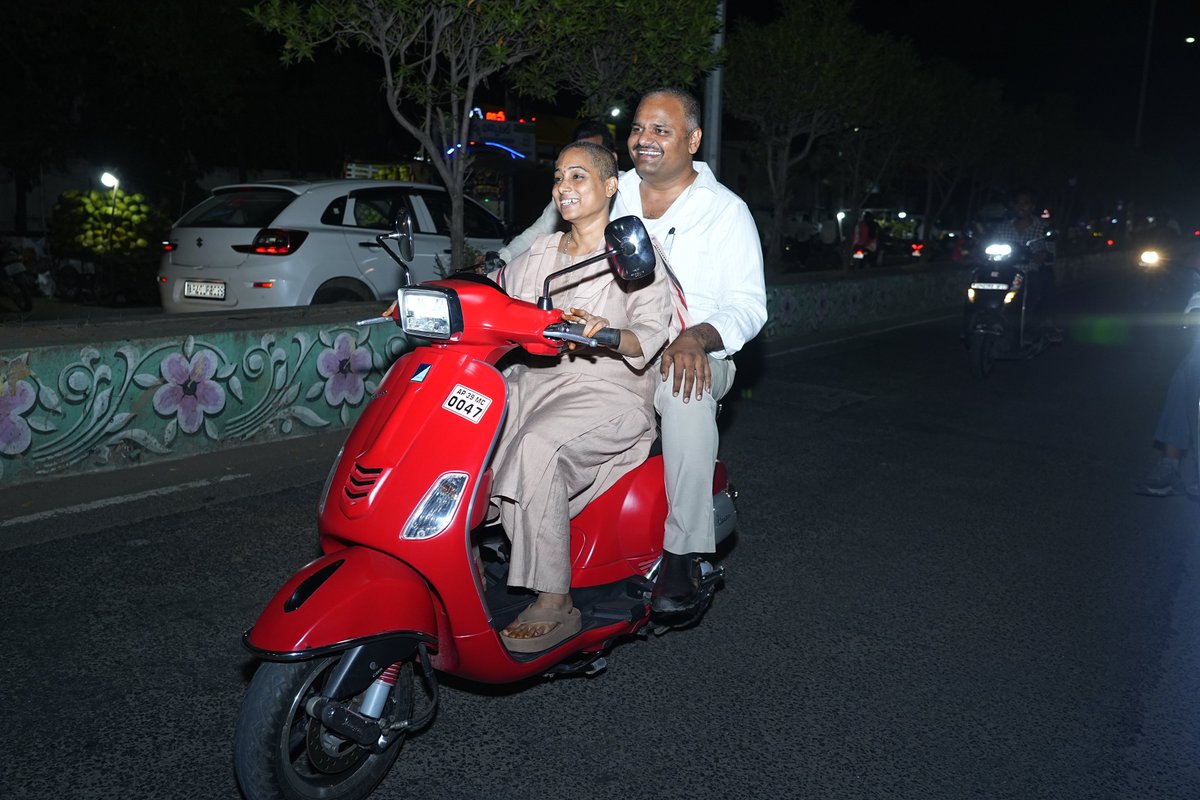 galla_madhavi's tweet photo. (09-07-2026)
ప్రజల సమస్యల పరిష్కారమే నా లక్ష్యం – “మీ వద్దకు–మీ గళ్ళా మాధవి” కార్యక్రమంలో ఎమ్మెల్యే శ్రీమతి గళ్ళా మాధవి గారు

ప్రజల వద్దకే వెళ్లి వారి సమస్యలను ప్రత్యక్షంగా తెలుసుకుని, సాధ్యమైనంత త్వరగా పరిష్కరించడం తన ప్రధాన లక్ష్యమని గుంటూరు పశ్చిమ నియోజకవర్గ ఎమ్మెల్యే, టీడీపీ పొలిట్‌ బ్యూరో సభ్యురాలు శ్రీమతి గళ్ళా మాధవి గారు అన్నారు.

గుంటూరు పశ్చిమ నియోజకవర్గంలో ప్రజా సమస్యల పరిష్కారానికి ప్రత్యేకంగా నిర్వహిస్తున్న “మీ వద్దకు–మీ గళ్ళా మాధవి” కార్యక్రమంలో భాగంగా గురువారం 19వ డివిజన్‌లోని 278వ బూత్ పరిధిలో ఎమ్మెల్యే శ్రీమతి గళ్ళా మాధవి గారు స్థానిక పార్టీ నాయకులు, కార్యకర్తలతో సమావేశమై పార్టీ బలోపేతానికి తీసుకోవాల్సిన చర్యలు, బూత్ స్థాయి కార్యాచరణ, ప్రజలకు ప్రభుత్వ సంక్షేమ పథకాలపై అవగాహన కల్పించడం, అలాగే జరుగుతున్న సర్ (Special Intensive Revision) ప్రక్రియపై విస్తృతంగా చర్చించారు.

అనంతరం ఎమ్మెల్యే శ్రీమతి గళ్ళా మాధవి గారు స్థానిక ప్రజలతో మమేకమై వారి సమస్యలను స్వయంగా అడిగి తెలుసుకున్నారు. ఈ సందర్భంగా రోడ్ల అభివృద్ధి, కొత్త బోరింగ్ పంపుల ఏర్పాటు, విద్యుత్ స్తంభాల ఏర్పాటు మరియు మరమ్మతులకు సంబంధించిన సమస్యలను స్థానికులు ఎమ్మెల్యే గారి దృష్టికి తీసుకువచ్చారు.

ప్రజల నుంచి వచ్చిన సమస్యలపై వెంటనే స్పందించిన ఎమ్మెల్యే శ్రీమతి గళ్ళా మాధవి గారు సంబంధిత శాఖల అధికారులతో ఫోన్‌లో మాట్లాడి, సమస్యలను అత్యవసర ప్రాతిపదికన పరిశీలించి త్వరితగతిన పరిష్కరించాలని ఆదేశించారు. ప్రజలకు ఇబ్బందులు కలగకుండా అధికారులు క్షేత్రస్థాయిలో చర్యలు తీసుకోవాలని సూచించారు.

ఈ సందర్భంగా ఎమ్మెల్యే శ్రీమతి గళ్ళా మాధవి గారు మాట్లాడుతూ... ప్రజల వద్దకే వెళ్లి వారి సమస్యలను తెలుసుకోవడం ద్వారా పరిష్కార ప్రక్రియ మరింత వేగవంతమవుతుందని తెలిపారు. నియోజకవర్గ అభివృద్ధి, ప్రజా సంక్షేమం మరియు మౌలిక వసతుల మెరుగుదల కోసం నిరంతరం కృషి చేస్తానని స్పష్టం చేశారు.

కార్యక్రమంలో పార్టీ నాయకులు, కార్యకర్తలు, బూత్ కమిటీ సభ్యులు, ప్రజలు పెద్ద సంఖ్యలో పాల్గొన్నారు.

#GallaMadhavi #GunturWest #GUNTURWESTMLA #MeeVaddakuMeeGallaMadhavi #PrajaSeva @iTDP_Official @naralokesh