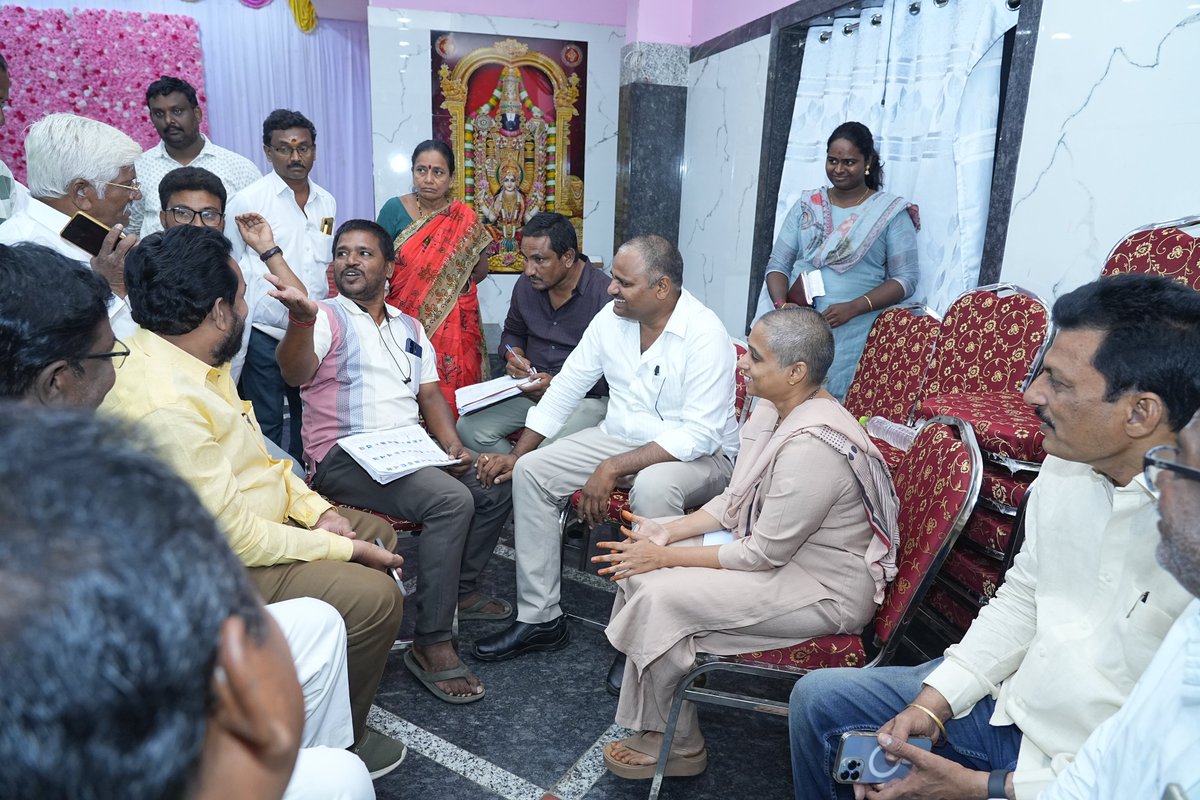 galla_madhavi's tweet photo. (09-07-2026)
ప్రజల సమస్యల పరిష్కారమే నా లక్ష్యం – “మీ వద్దకు–మీ గళ్ళా మాధవి” కార్యక్రమంలో ఎమ్మెల్యే శ్రీమతి గళ్ళా మాధవి గారు

ప్రజల వద్దకే వెళ్లి వారి సమస్యలను ప్రత్యక్షంగా తెలుసుకుని, సాధ్యమైనంత త్వరగా పరిష్కరించడం తన ప్రధాన లక్ష్యమని గుంటూరు పశ్చిమ నియోజకవర్గ ఎమ్మెల్యే, టీడీపీ పొలిట్‌ బ్యూరో సభ్యురాలు శ్రీమతి గళ్ళా మాధవి గారు అన్నారు.

గుంటూరు పశ్చిమ నియోజకవర్గంలో ప్రజా సమస్యల పరిష్కారానికి ప్రత్యేకంగా నిర్వహిస్తున్న “మీ వద్దకు–మీ గళ్ళా మాధవి” కార్యక్రమంలో భాగంగా గురువారం 19వ డివిజన్‌లోని 278వ బూత్ పరిధిలో ఎమ్మెల్యే శ్రీమతి గళ్ళా మాధవి గారు స్థానిక పార్టీ నాయకులు, కార్యకర్తలతో సమావేశమై పార్టీ బలోపేతానికి తీసుకోవాల్సిన చర్యలు, బూత్ స్థాయి కార్యాచరణ, ప్రజలకు ప్రభుత్వ సంక్షేమ పథకాలపై అవగాహన కల్పించడం, అలాగే జరుగుతున్న సర్ (Special Intensive Revision) ప్రక్రియపై విస్తృతంగా చర్చించారు.

అనంతరం ఎమ్మెల్యే శ్రీమతి గళ్ళా మాధవి గారు స్థానిక ప్రజలతో మమేకమై వారి సమస్యలను స్వయంగా అడిగి తెలుసుకున్నారు. ఈ సందర్భంగా రోడ్ల అభివృద్ధి, కొత్త బోరింగ్ పంపుల ఏర్పాటు, విద్యుత్ స్తంభాల ఏర్పాటు మరియు మరమ్మతులకు సంబంధించిన సమస్యలను స్థానికులు ఎమ్మెల్యే గారి దృష్టికి తీసుకువచ్చారు.

ప్రజల నుంచి వచ్చిన సమస్యలపై వెంటనే స్పందించిన ఎమ్మెల్యే శ్రీమతి గళ్ళా మాధవి గారు సంబంధిత శాఖల అధికారులతో ఫోన్‌లో మాట్లాడి, సమస్యలను అత్యవసర ప్రాతిపదికన పరిశీలించి త్వరితగతిన పరిష్కరించాలని ఆదేశించారు. ప్రజలకు ఇబ్బందులు కలగకుండా అధికారులు క్షేత్రస్థాయిలో చర్యలు తీసుకోవాలని సూచించారు.

ఈ సందర్భంగా ఎమ్మెల్యే శ్రీమతి గళ్ళా మాధవి గారు మాట్లాడుతూ... ప్రజల వద్దకే వెళ్లి వారి సమస్యలను తెలుసుకోవడం ద్వారా పరిష్కార ప్రక్రియ మరింత వేగవంతమవుతుందని తెలిపారు. నియోజకవర్గ అభివృద్ధి, ప్రజా సంక్షేమం మరియు మౌలిక వసతుల మెరుగుదల కోసం నిరంతరం కృషి చేస్తానని స్పష్టం చేశారు.

కార్యక్రమంలో పార్టీ నాయకులు, కార్యకర్తలు, బూత్ కమిటీ సభ్యులు, ప్రజలు పెద్ద సంఖ్యలో పాల్గొన్నారు.

#GallaMadhavi #GunturWest #GUNTURWESTMLA #MeeVaddakuMeeGallaMadhavi #PrajaSeva @iTDP_Official @naralokesh