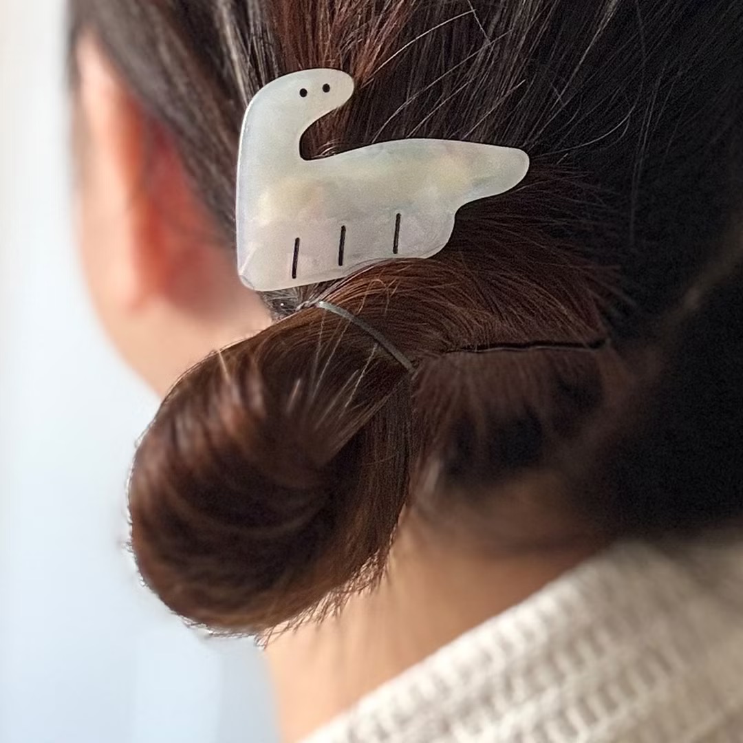 PinkoiJP's tweet photo. 恐竜さんのヘアクリップがかわいい…

光が当たるとキラキラと輝きます🦖バッグの持ち手につけてみるのも◎ https://t.co/4Psxz7v2GX