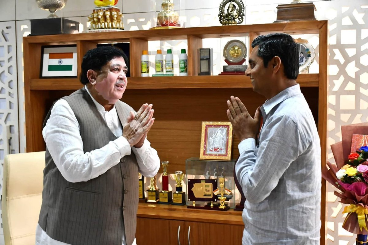 jitendrabhaimp's tweet photo. દેશની સર્વોચ્ચ સહકારી સંસ્થા ઇફકો તેમજ ગુજકોમાસોલના ચેરમેન,  પૂર્વ સાંસદ તેમજ ગુજરાત રાજ્યના પૂર્વ મંત્રી આદરણીય શ્રી દિલીપભાઈ સંઘાણી સાહેબ સાથે સ્નેહભરી મુલાકાત કરી, માર્ગદર્શન પ્રાપ્ત કર્યું. https://t.co/CJxAhBEaYF