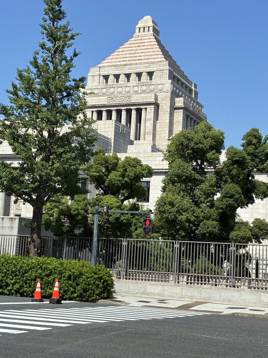 mori_yohey's tweet photo. 参院での質疑、委員会室で傍聴しました。長浜博行議員の昭和22年の皇籍離脱の経緯の指摘、小池晃議員の「38親等と離れればほとんど赤の他人」との追及、伊勢崎賢治議員の女性差別撤廃条約との関係の質問、高良沙哉議員の法学者らしい理詰めの追及、そして最後の福島みずほ議員の「なんで女性じゃダメですか」3連発。議員と同じかフロアで聞くといずれも迫力満点でした。本日の採決は阻止できました。#皇室典範　#皇位継承　#宮家養子　#女性天皇